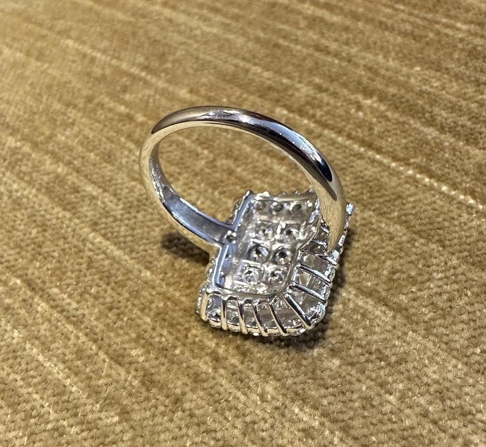 Taglio rotondo Anello rettangolare con pavé di diamanti con peso totale di 2,00 carati in platino in vendita