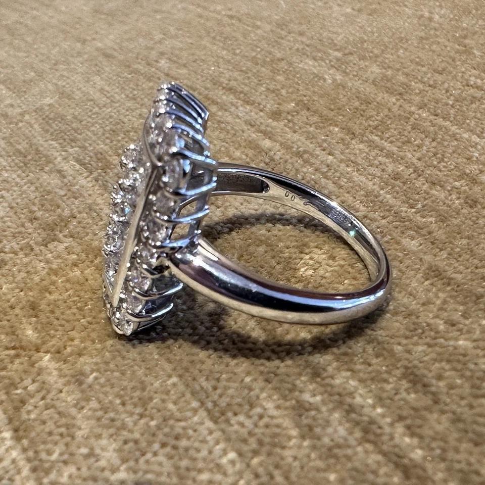 Anello rettangolare con pavé di diamanti con peso totale di 2,00 carati in platino In condizioni ottime in vendita a La Jolla, CA