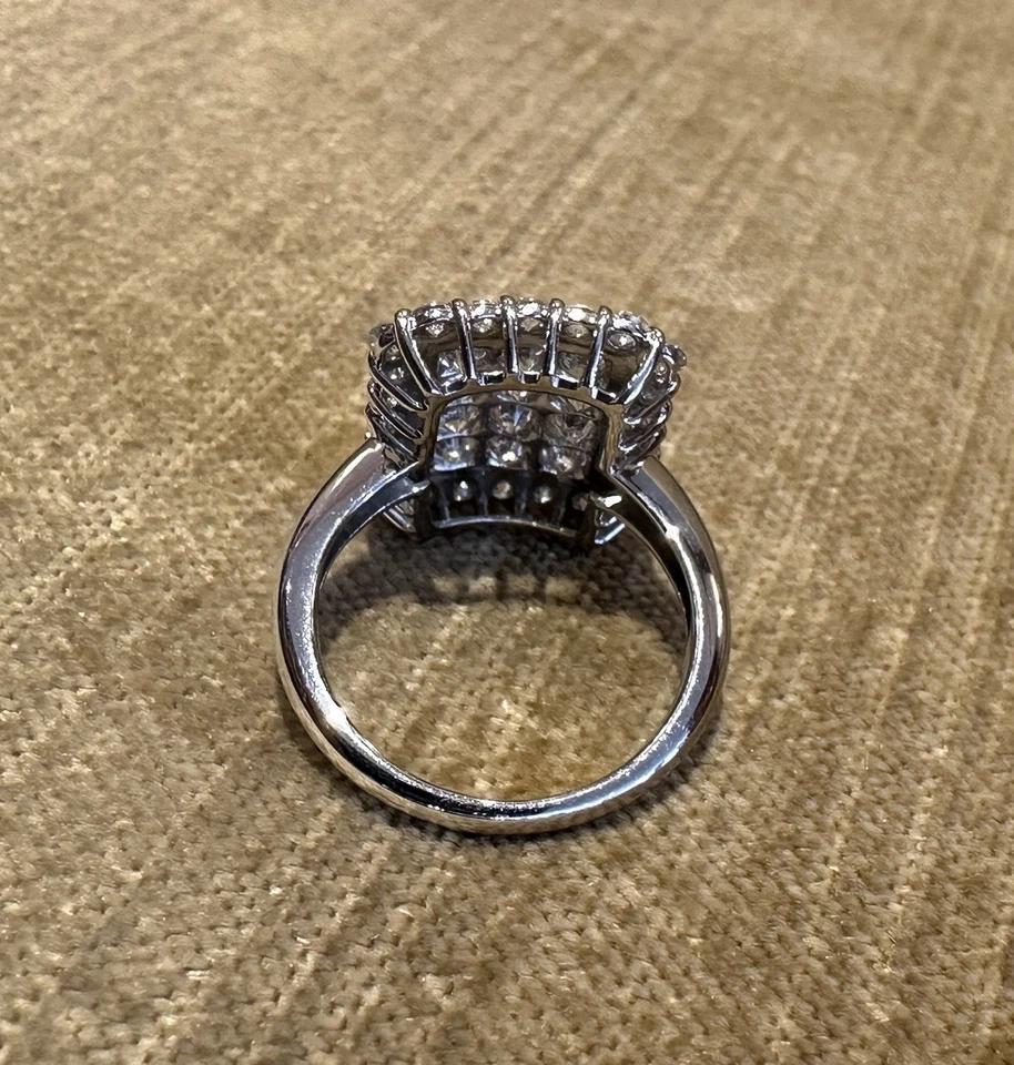 Donna Anello rettangolare con pavé di diamanti con peso totale di 2,00 carati in platino in vendita