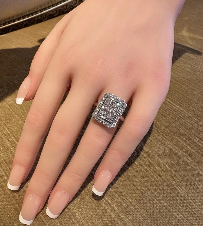 Anello rettangolare con pavé di diamanti con peso totale di 2,00 carati in platino in vendita 1