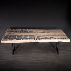 Mesa de comedor rectangular de madera petrificada con base de metal