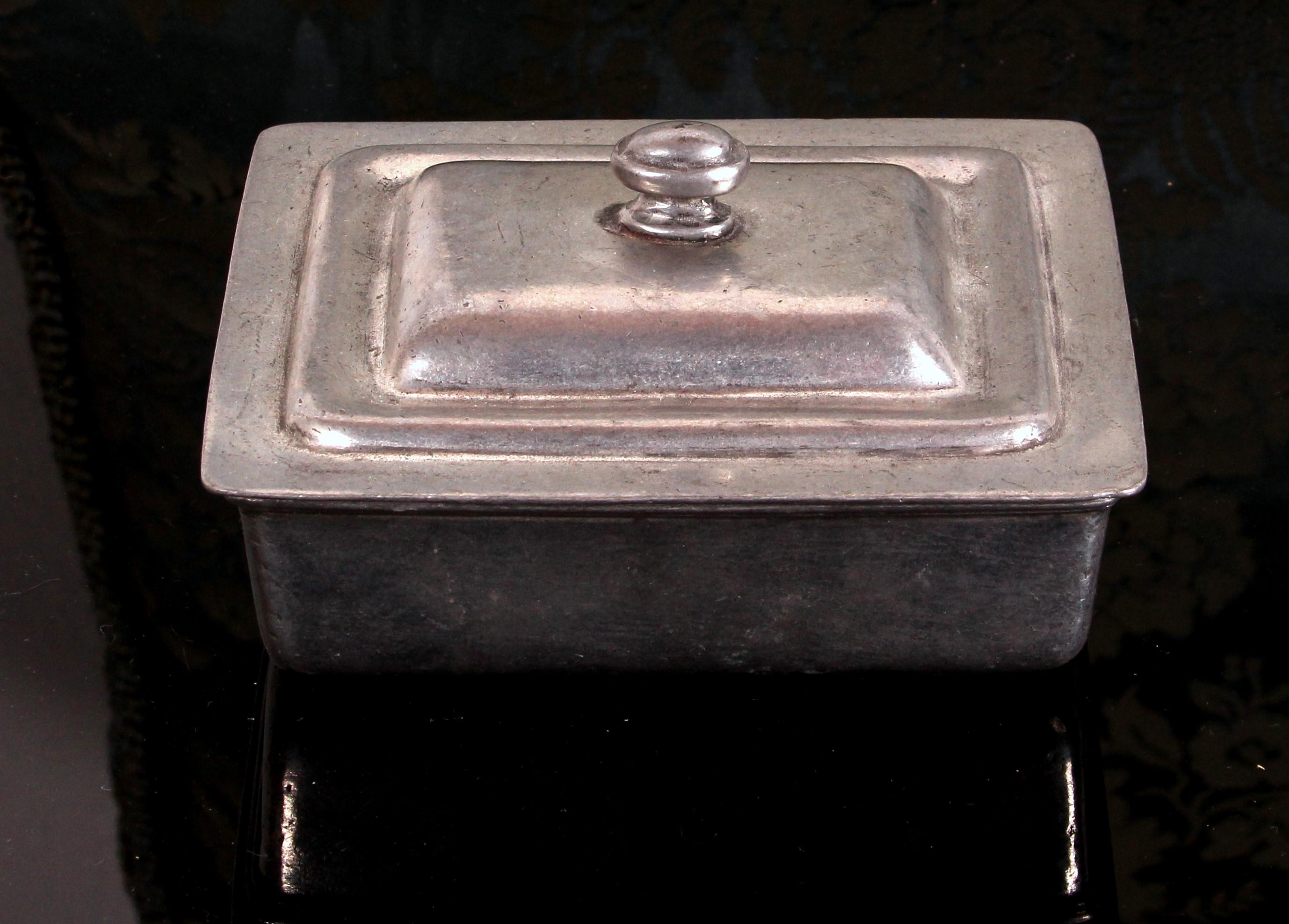 Autre Boîte à beurre ou à fromage rectangulaire en étain avec (un nouveau) insert en verre 20e carats en vente