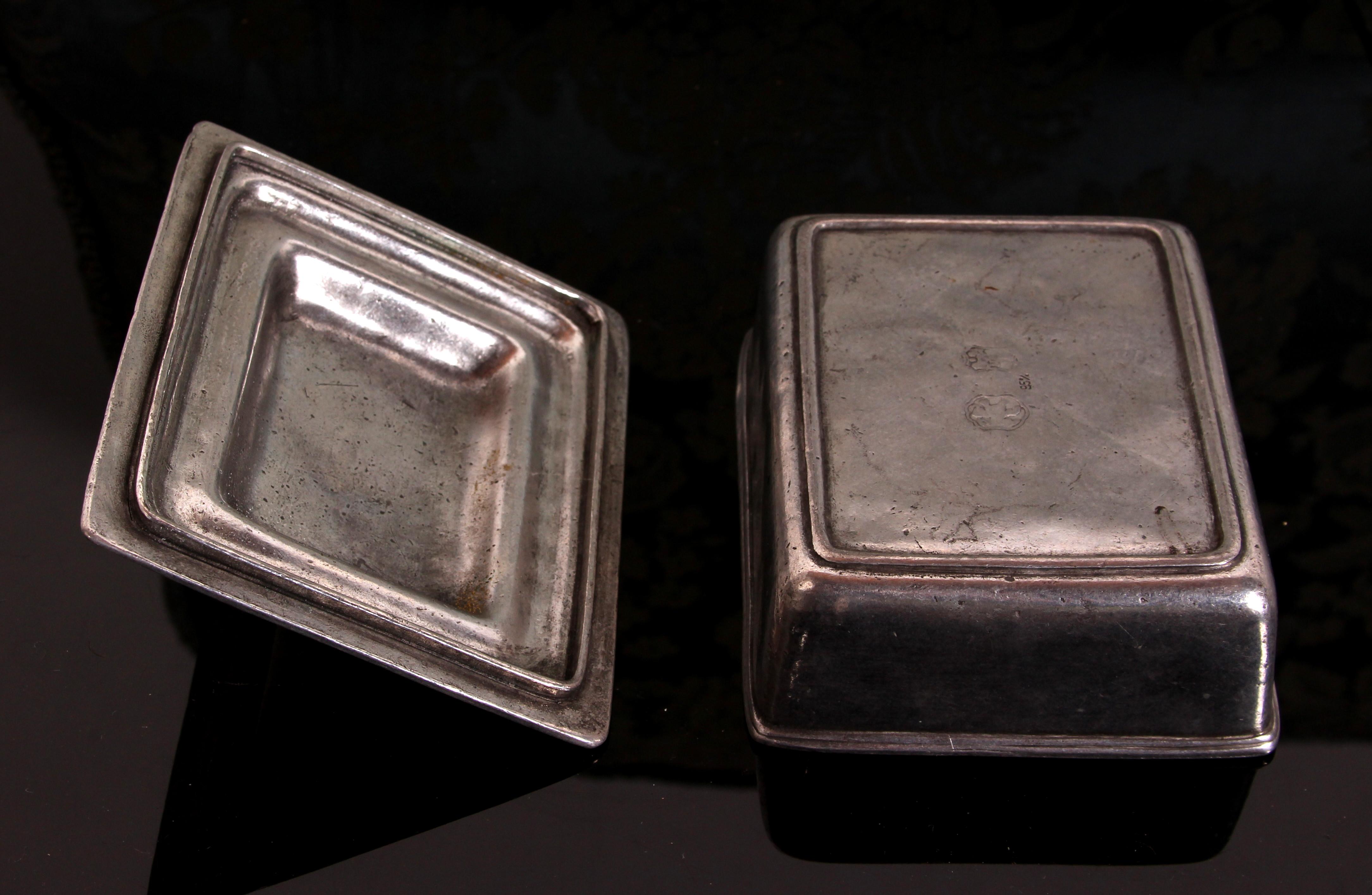 20ième siècle Boîte à beurre ou à fromage rectangulaire en étain avec (un nouveau) insert en verre 20e carats en vente