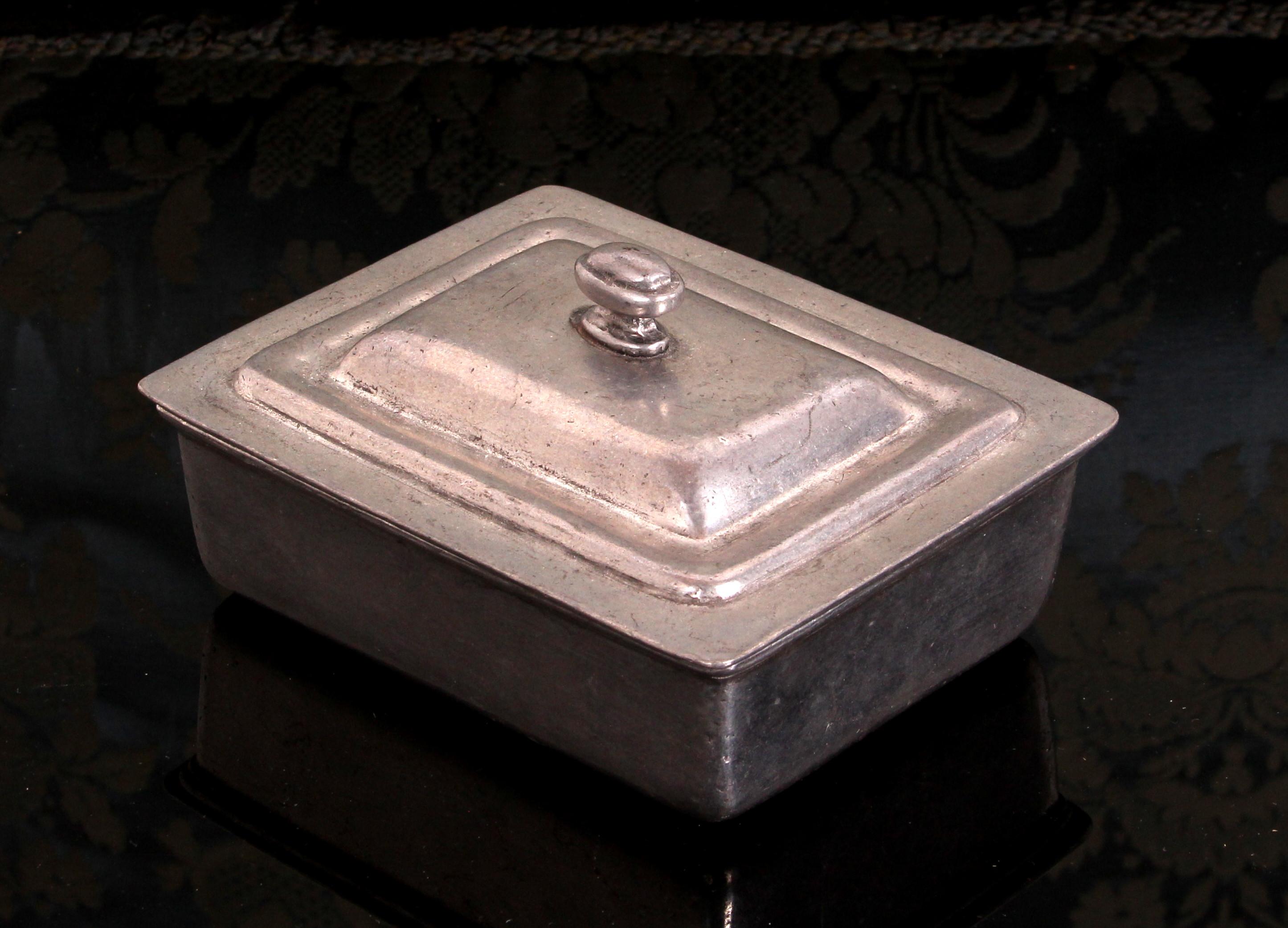 Boîte à beurre ou à fromage rectangulaire en étain avec (un nouveau) insert en verre 20e carats en vente 1