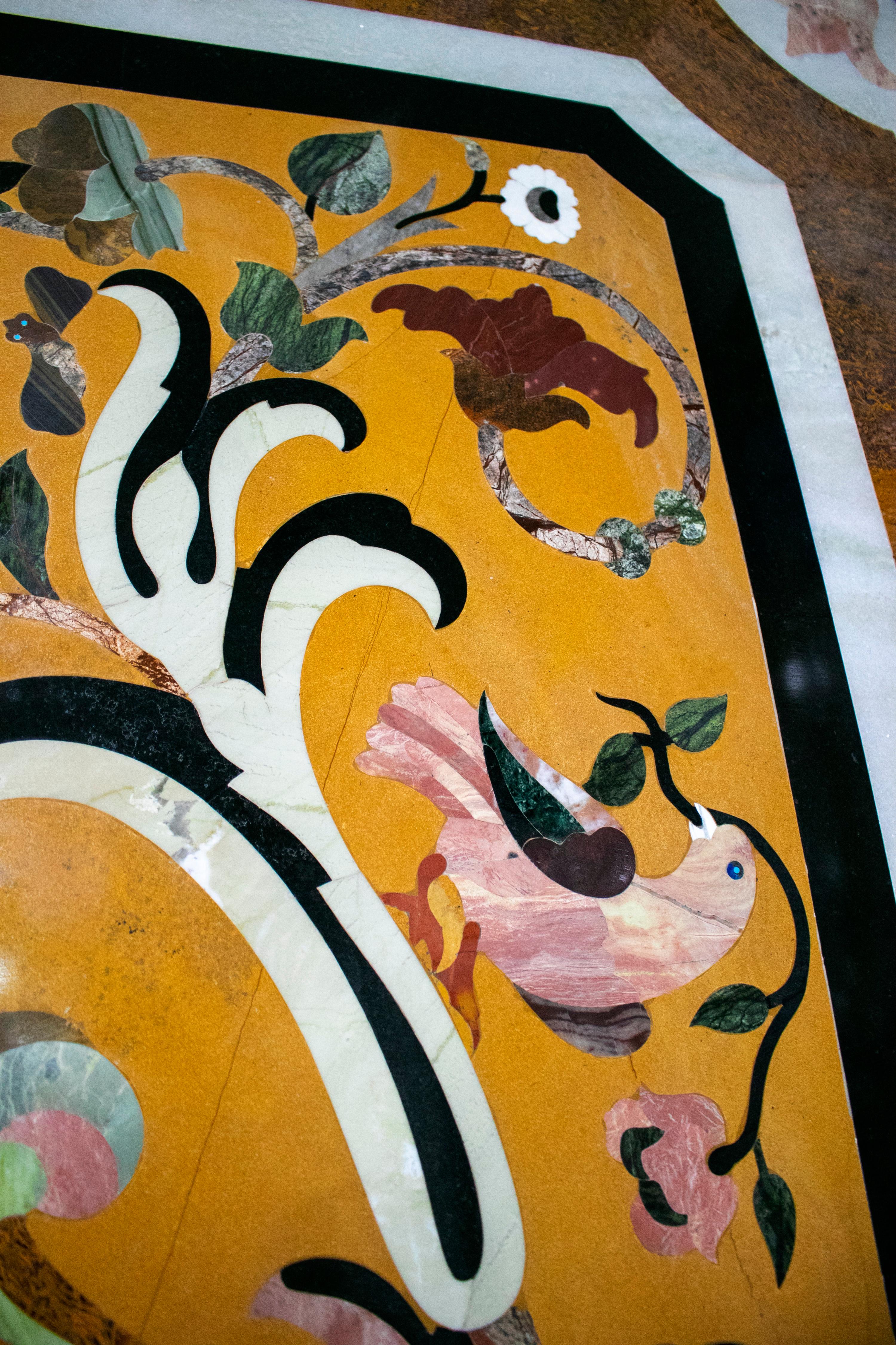 Rechteckiger Pietra Dura Mosaik Esstisch mit 10 Plätzen aus schwarzem Marmor (20. Jahrhundert) im Angebot