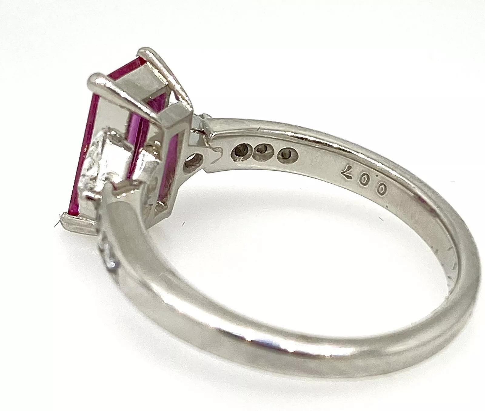 Bague rectangulaire en platine, tourmaline rose et diamant trillion

La bague en tourmaline rose et diamant présente une tourmaline rose allongée de taille émeraude au centre, rehaussée d'un diamant trillion et de trois diamants ronds de taille