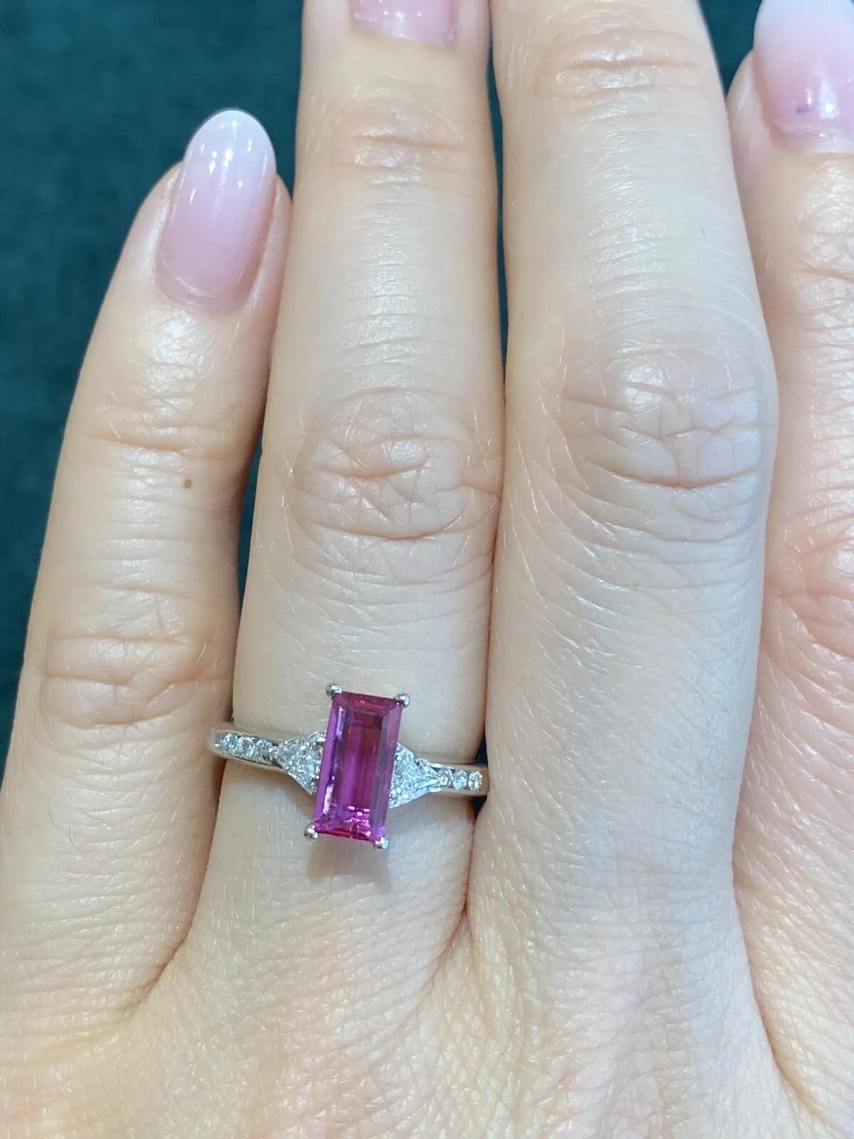 Taille émeraude Bague rectangulaire en platine, tourmaline rose et diamant trillion en vente