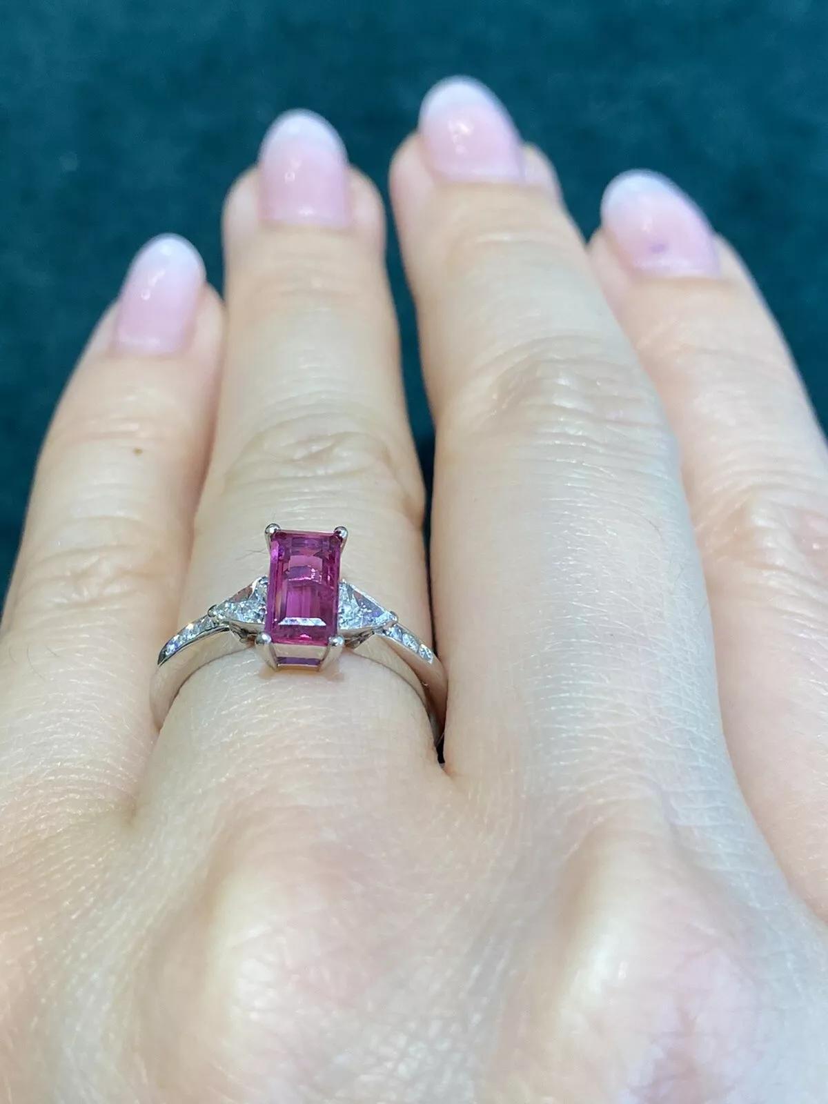 Bague rectangulaire en platine, tourmaline rose et diamant trillion Excellent état - En vente à La Jolla, CA