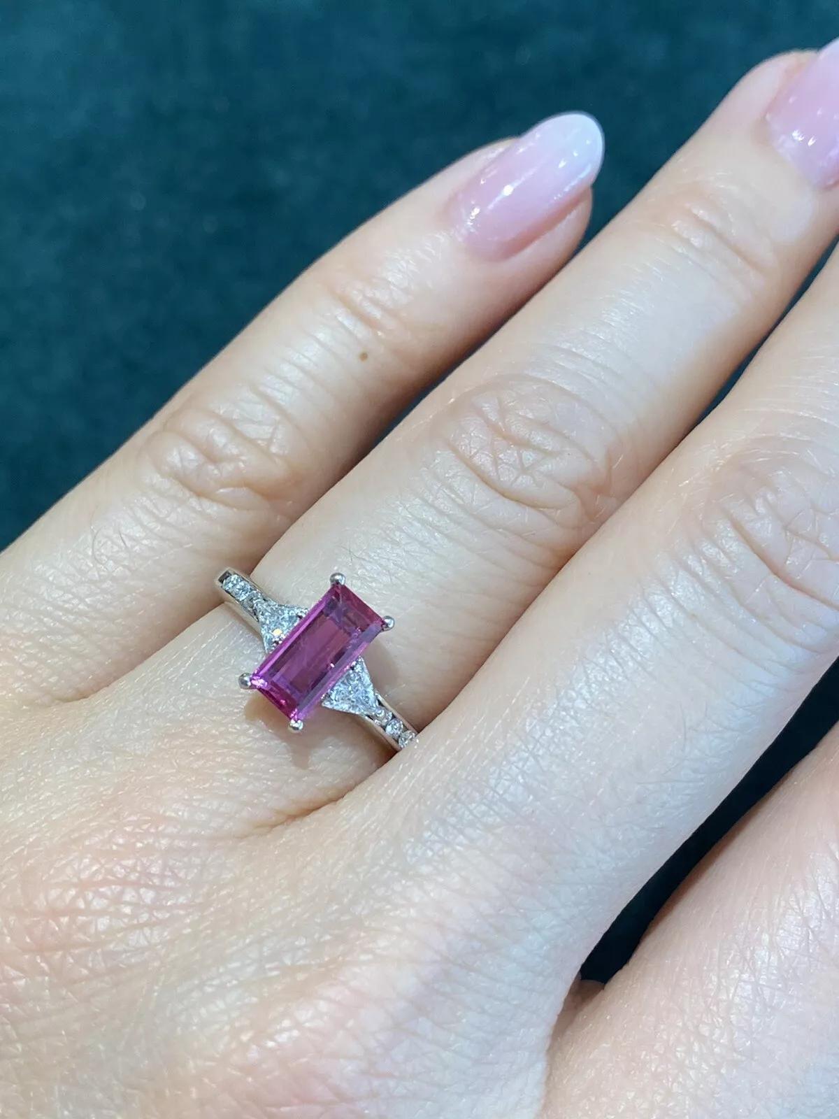 Bague rectangulaire en platine, tourmaline rose et diamant trillion Pour femmes en vente