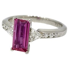 Anello rettangolare con tormalina rosa e diamante trillion in platino