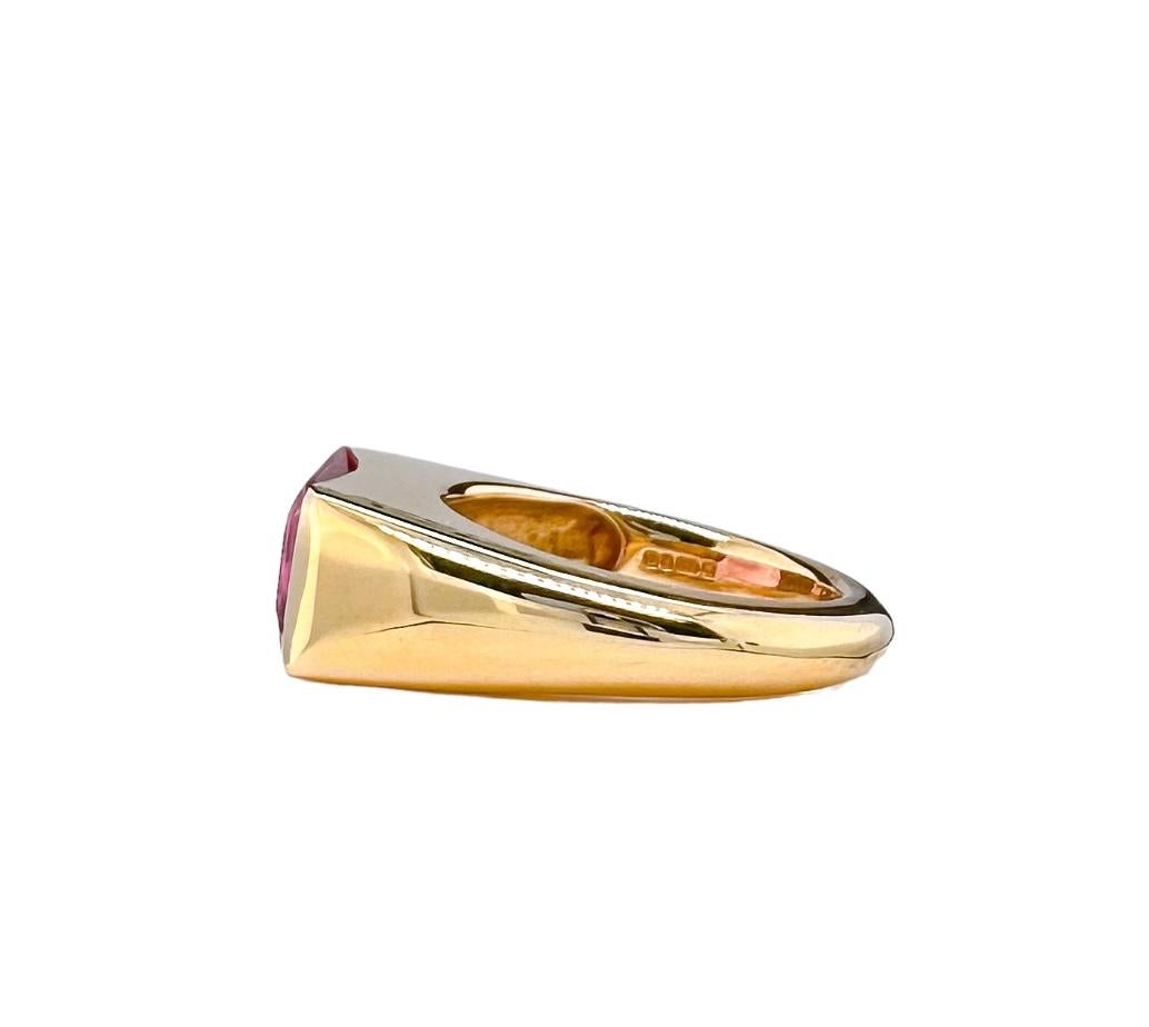 Rechteckiger Ring mit 5,3 Karat rosa Turmalin, gefasst in 18 Karat Gelbgold.

Der perfekte Statement-Ring mit einem frischen Farbakzent, der im Alltag getragen werden kann und sich mühelos in einen glamourösen Abend verwandelt.