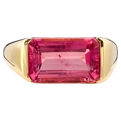 Rectangular Pink Tourmaline Ring - 18ct yellow gold For Sale