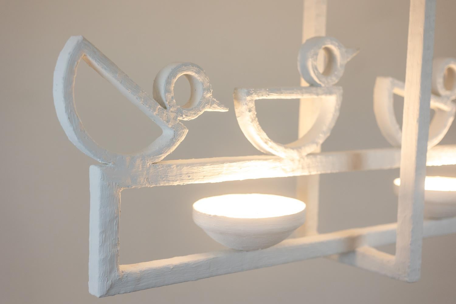 Rectangular plaster chandelier decorated with birds. In Excellent Condition For Sale In Saint-Ouen, FR