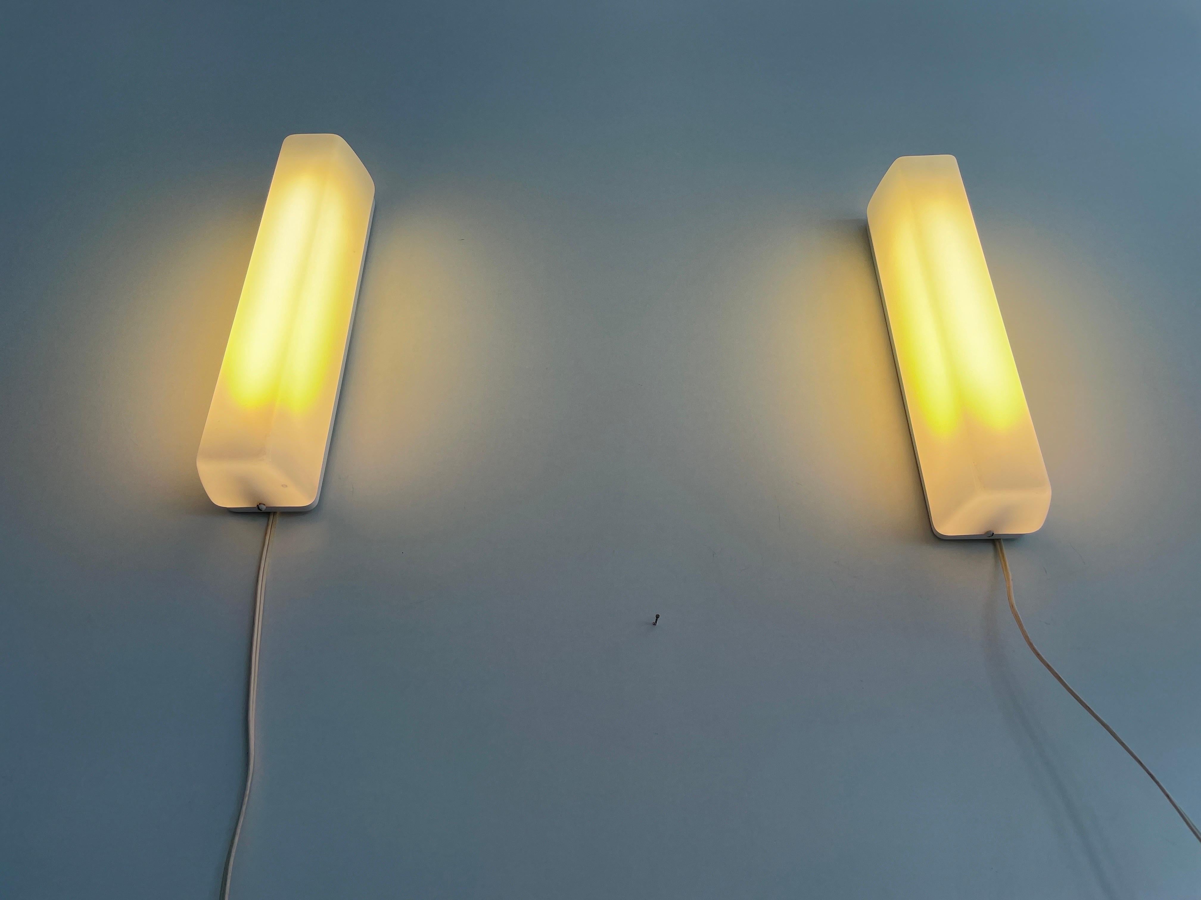 Rectangular Prism Plexi Pair of Sconces with Fluorescent Tube, 1960s, Germany For Sale 4