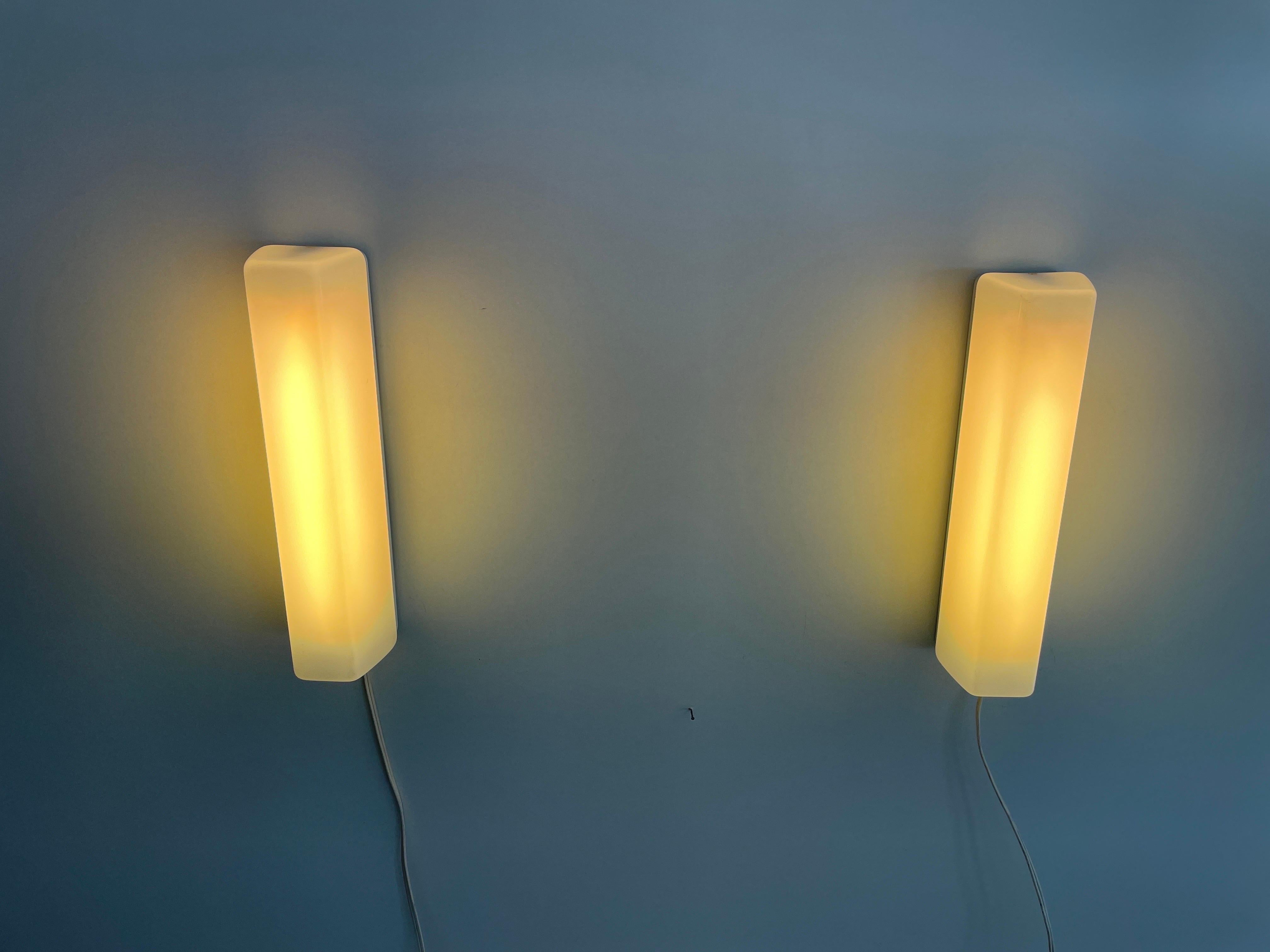 Rectangular Prism Plexi Pair of Sconces with Fluorescent Tube, 1960s, Germany For Sale 5