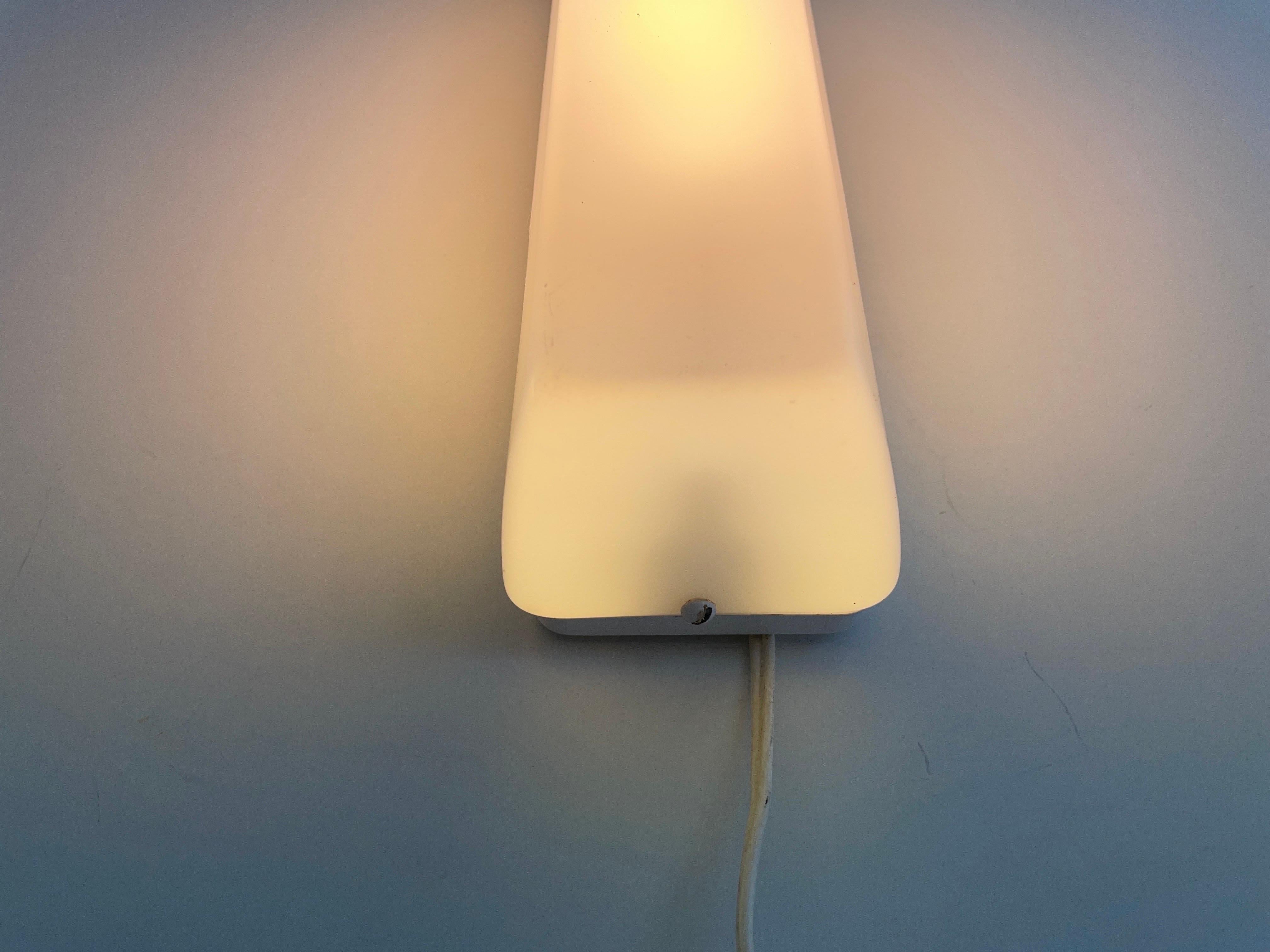 Rectangular Prism Plexi Pair of Sconces with Fluorescent Tube, 1960s, Germany For Sale 7