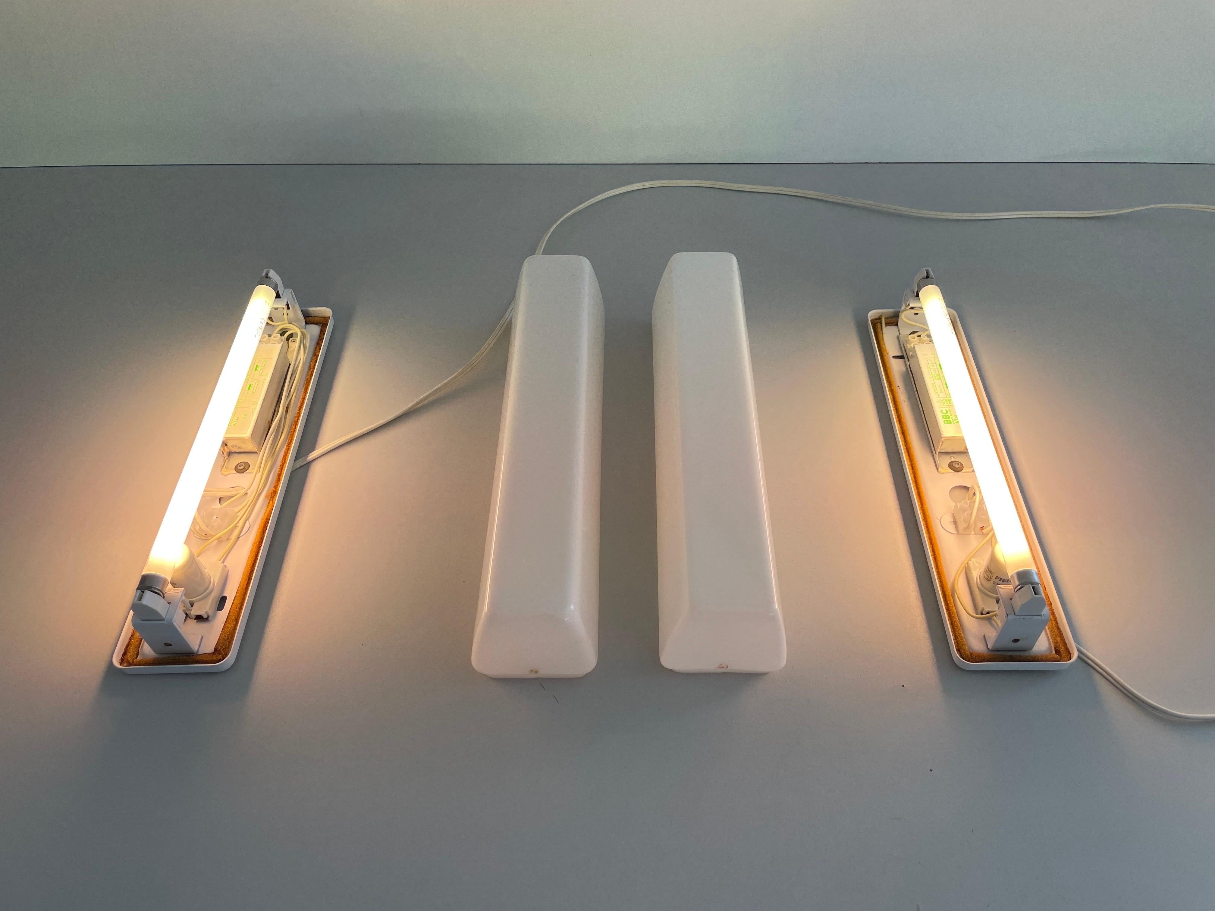 Rectangular Prism Plexi Pair of Sconces with Fluorescent Tube, 1960s, Germany For Sale 8