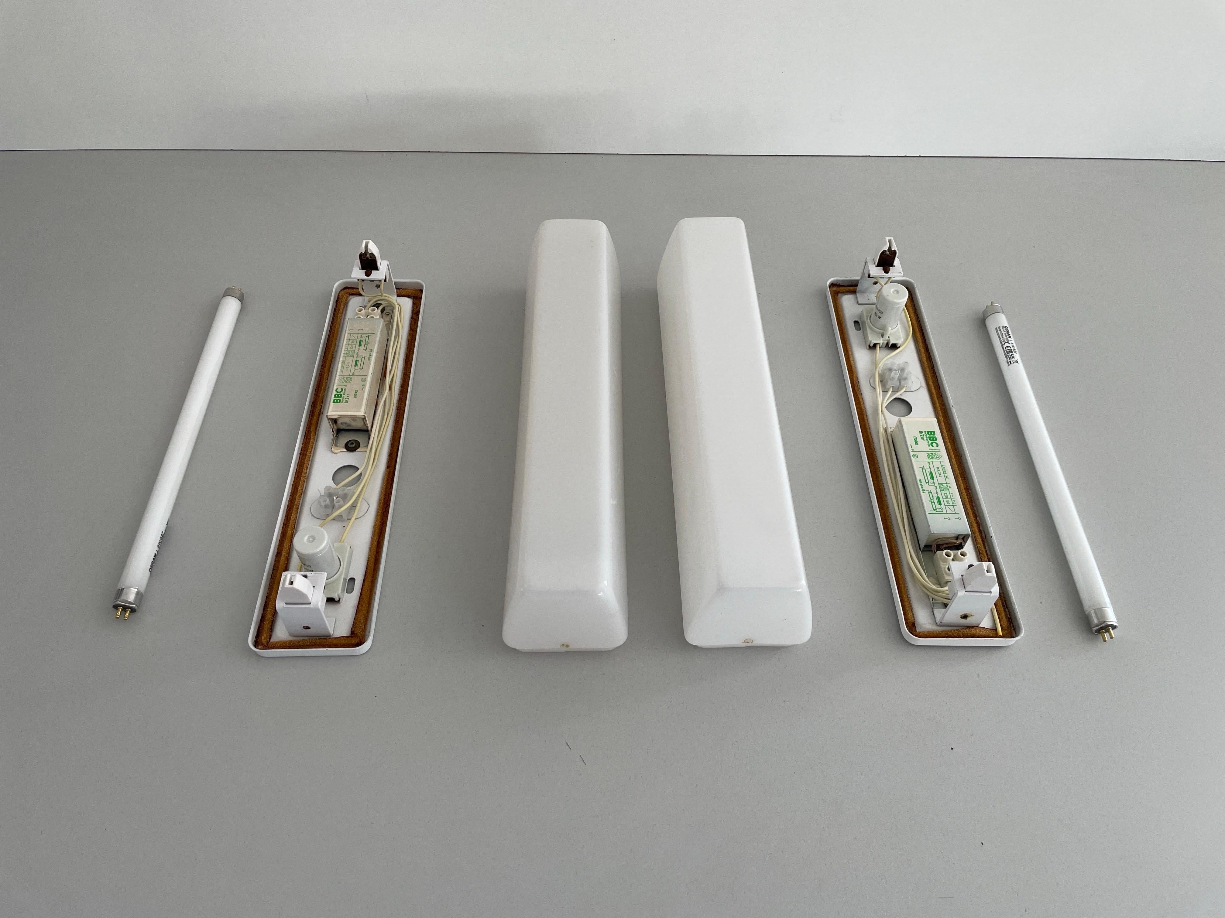 Rectangular Prism Plexi Pair of Sconces with Fluorescent Tube, 1960s, Germany For Sale 9