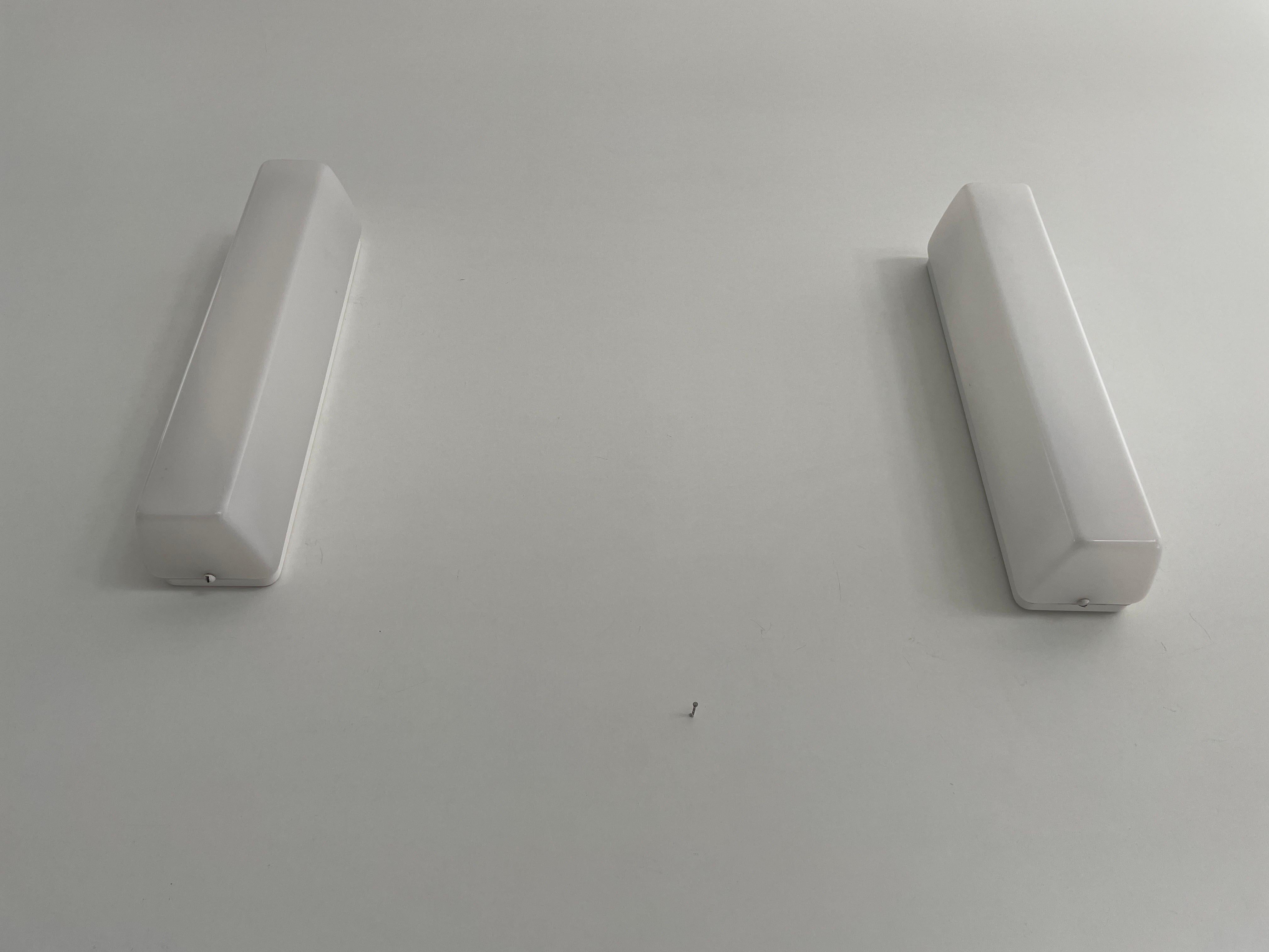 Rectangular Prism Plexi Pair of Sconces with Fluorescent Tube, 1960s, Germany In Excellent Condition For Sale In Hagenbach, DE