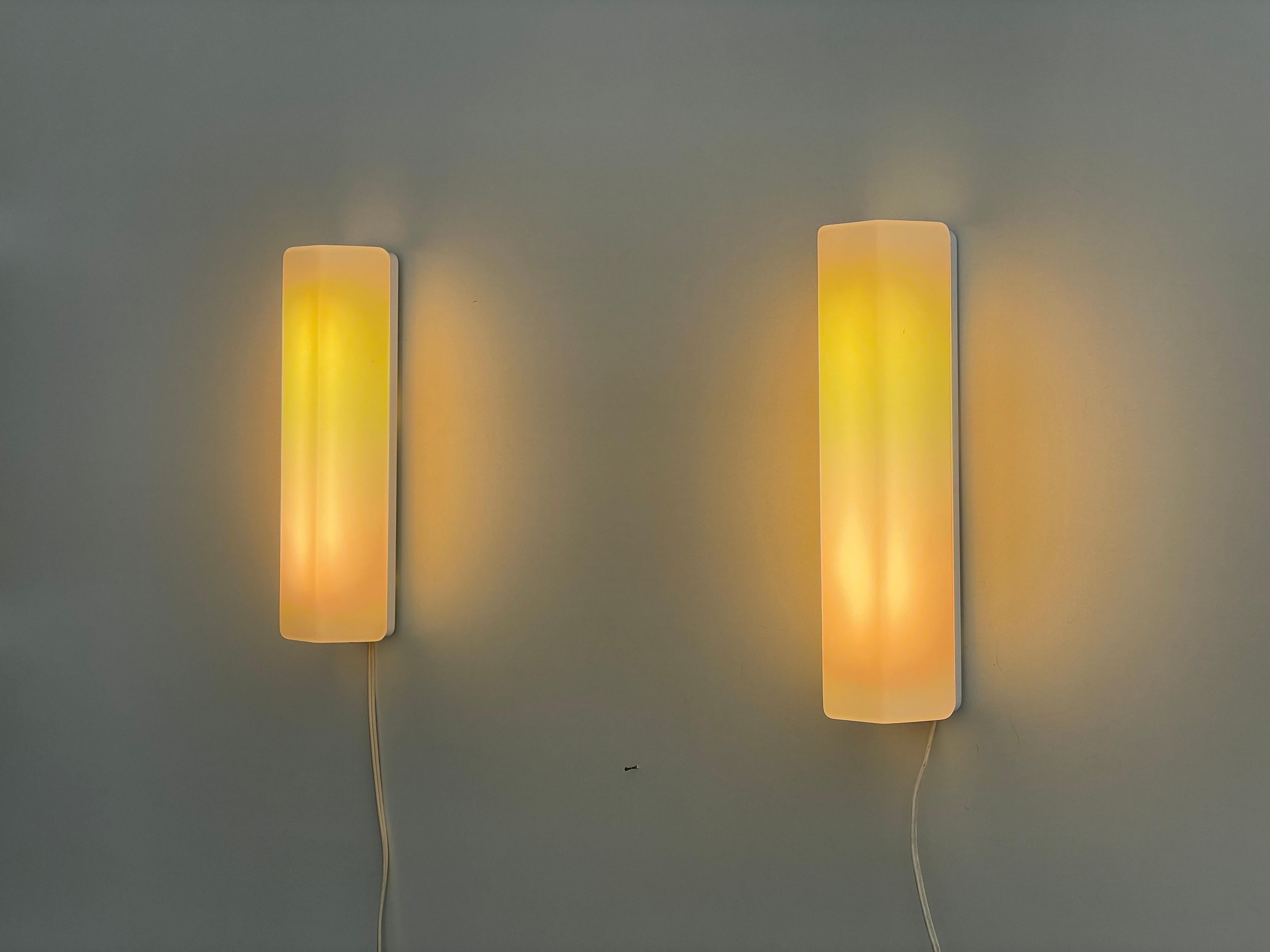 Rectangular Prism Plexi Pair of Sconces with Fluorescent Tube, 1960s, Germany For Sale 2