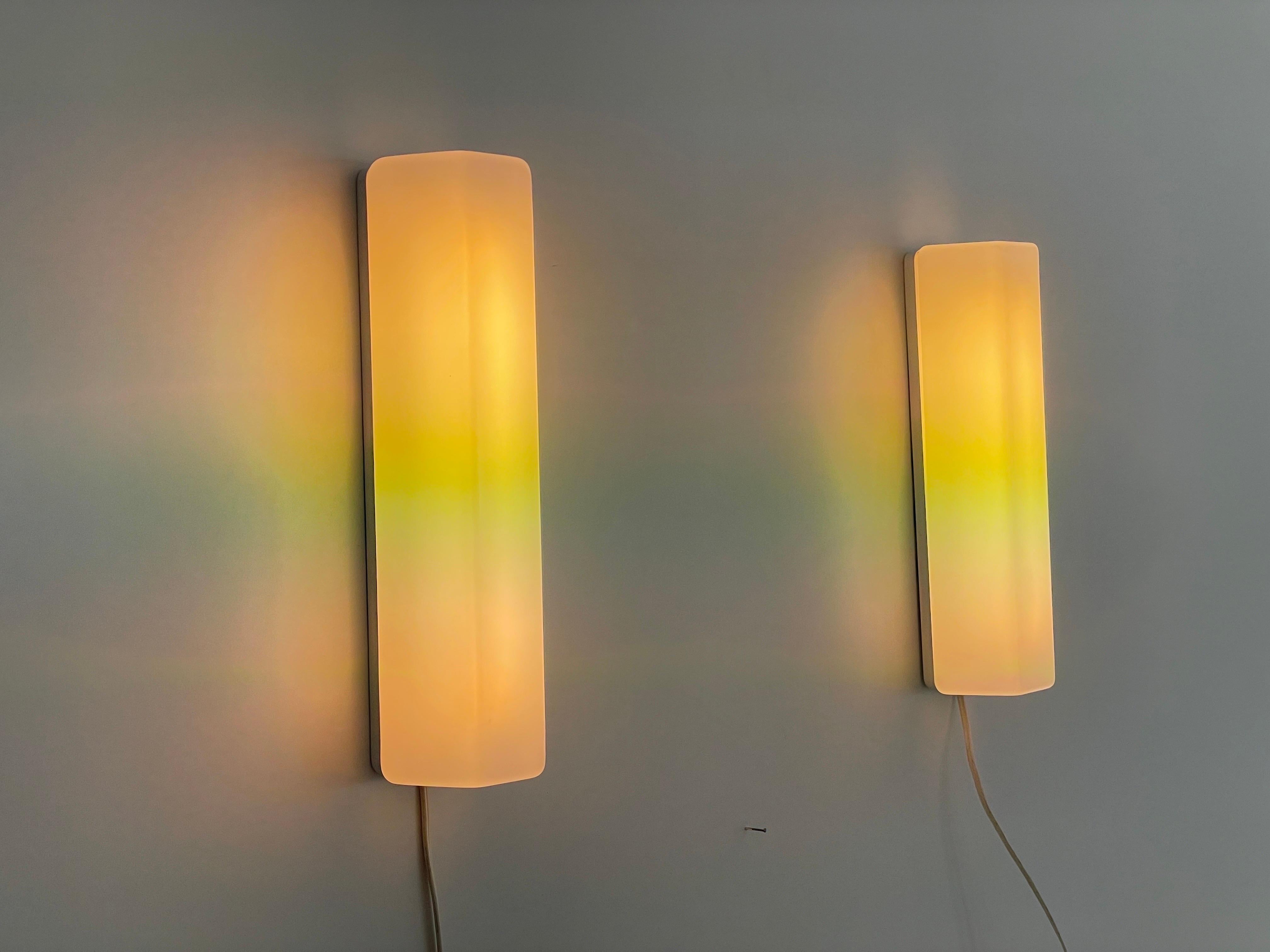 Rectangular Prism Plexi Pair of Sconces with Fluorescent Tube, 1960s, Germany For Sale 3