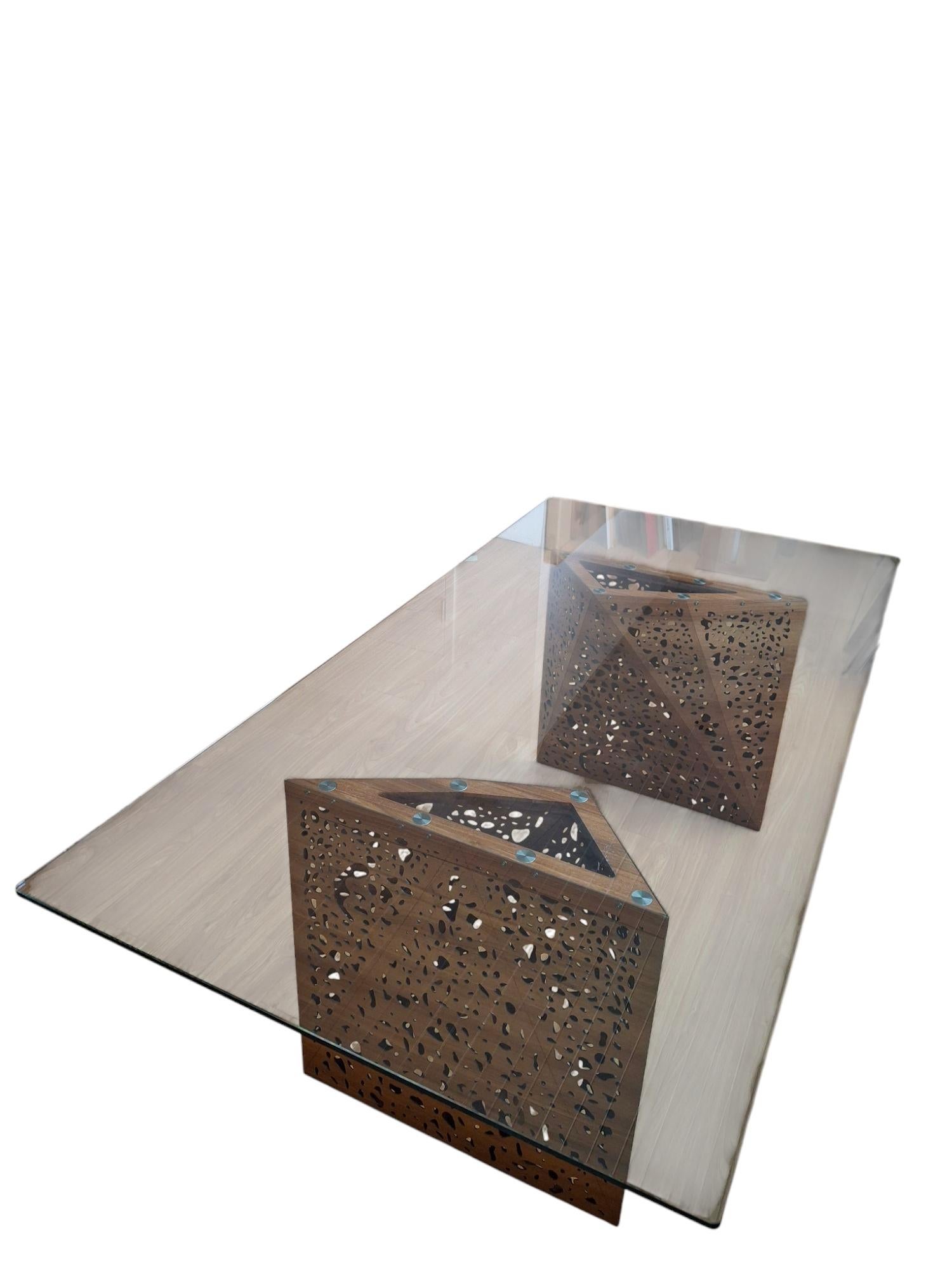 Spectaculaire table de salle à manger conçue par Steven Holl pour Casamania & Horm.  

L'originalité et la qualité de fabrication de ses pieds sont les caractéristiques remarquables de la table Riddled, qui intègre la notion de porosité que l'on