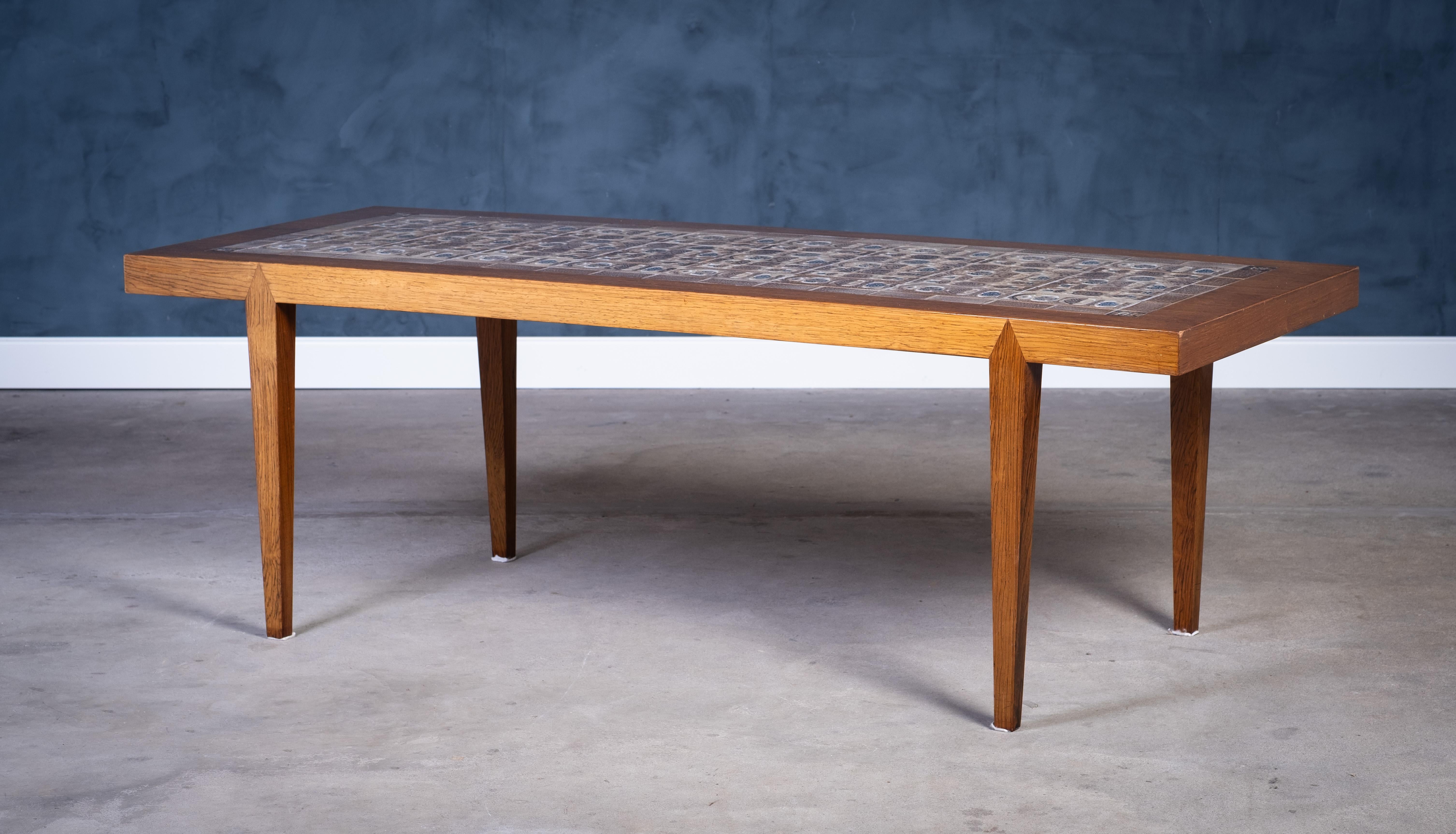 Table basse rectangulaire conçue par Severin Hansen et produite par Haslev Møbelfabrik dans les années 1960. Fabriqué en bois de rose et orné des emblématiques carreaux royaux 