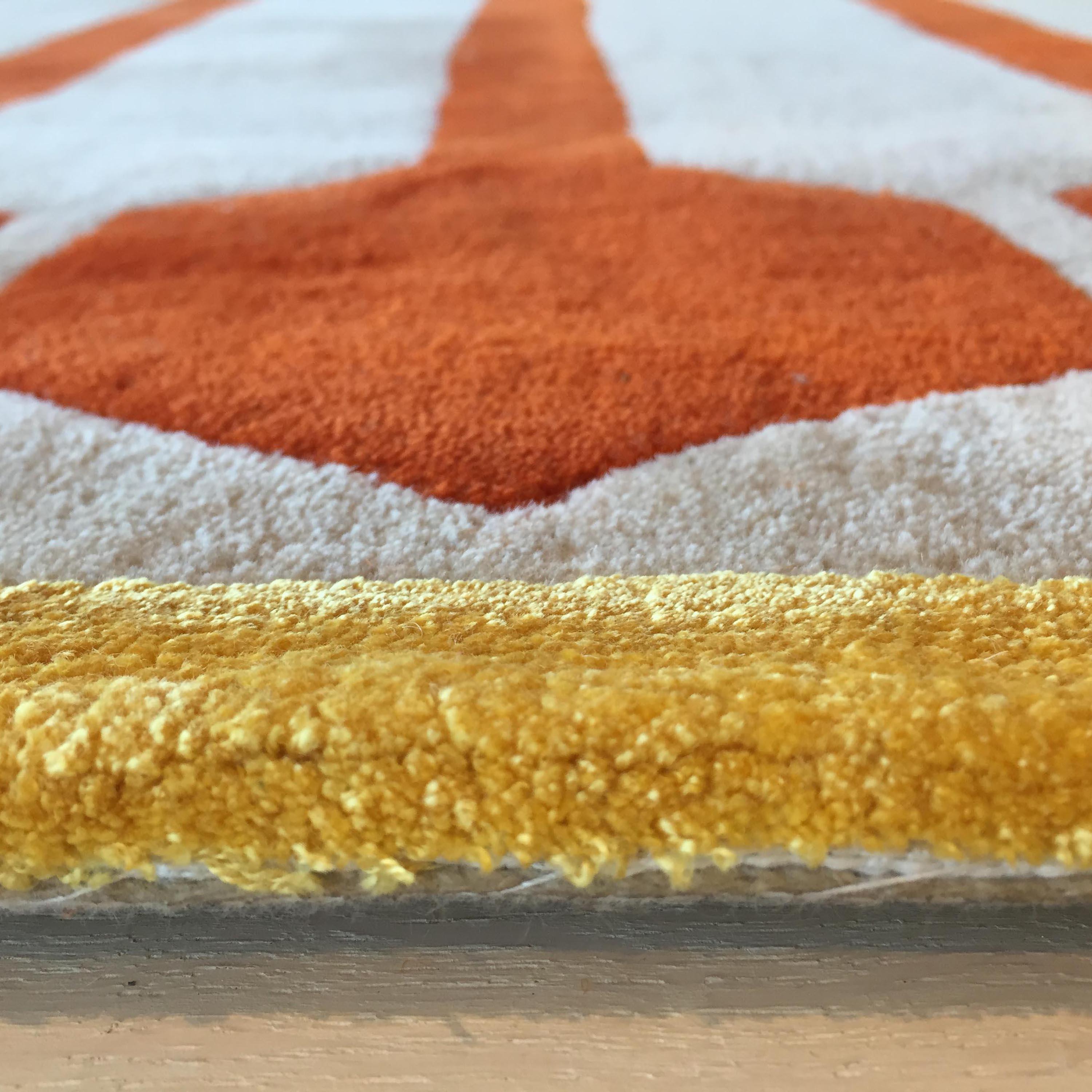 Rechteckiger Teppich aus Viskose und Wolle mit geometrischem Design im Zustand „Neu“ im Angebot in London, GB