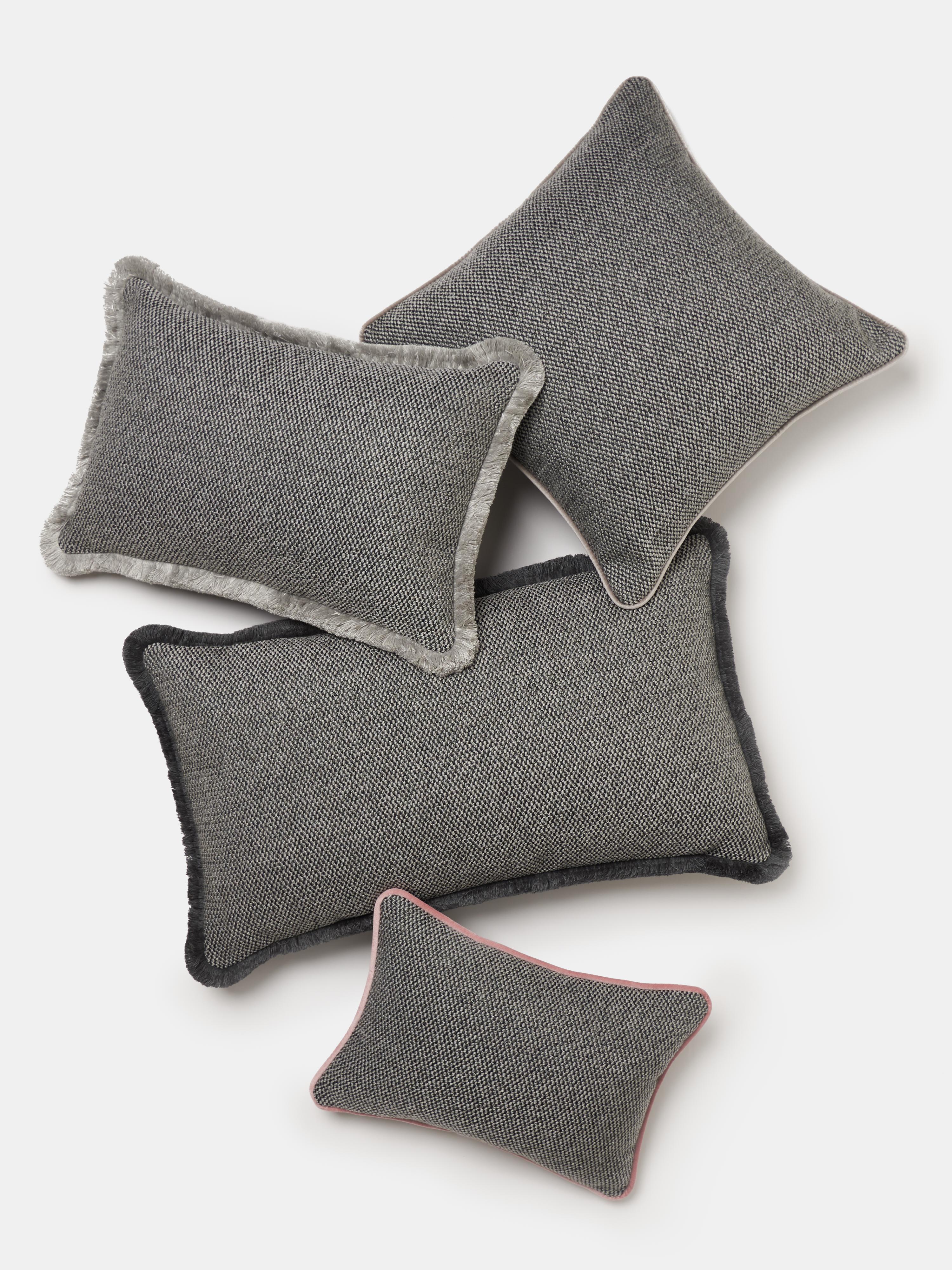 Cuscino rettangolare SERENO con frange d'argento In condizioni Nuovo in vendita a Cernobbio, IT