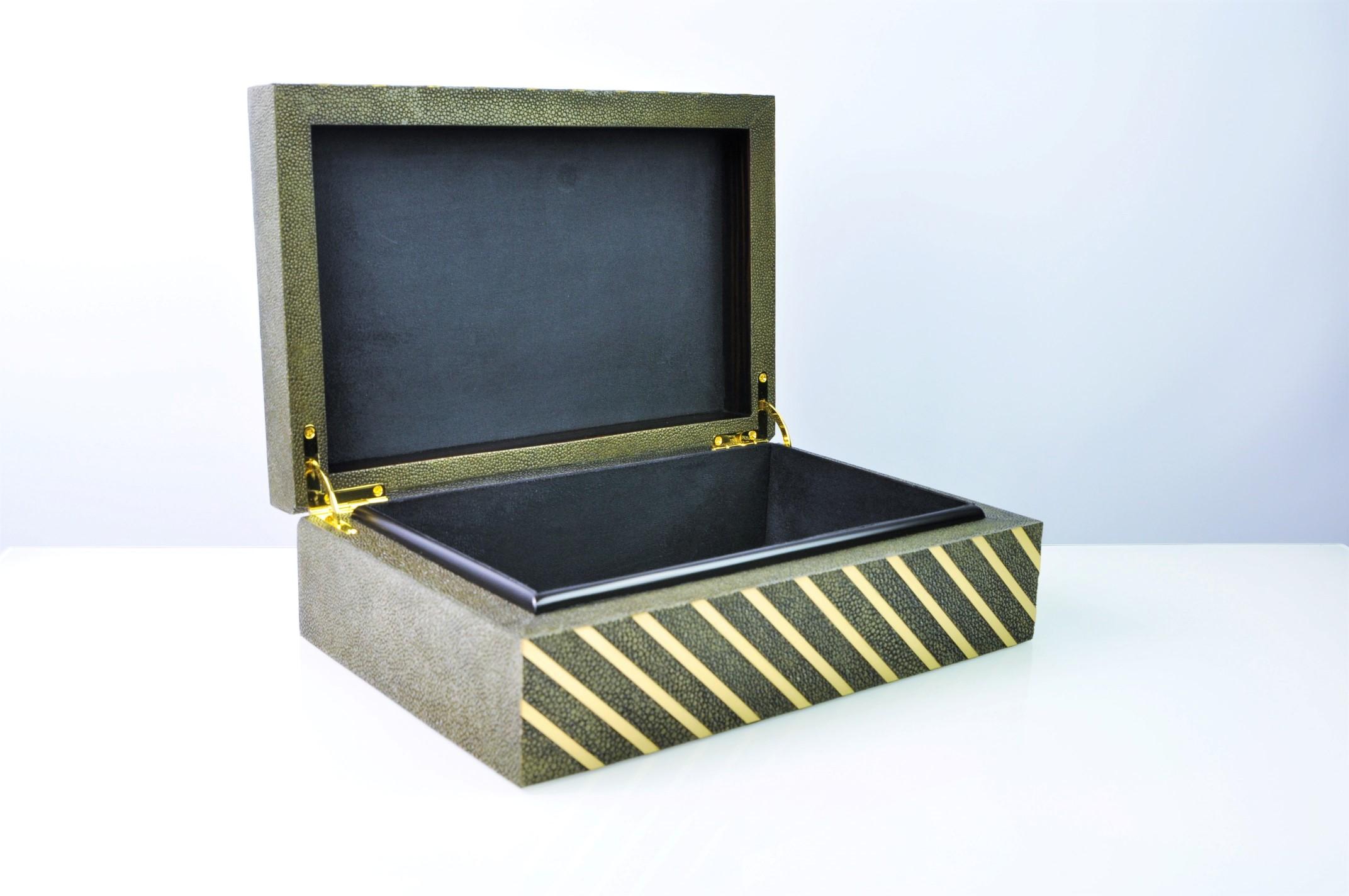 Moderne Boîte rectangulaire en galuchat avec garnitures en laiton de Ginger Brown en vente