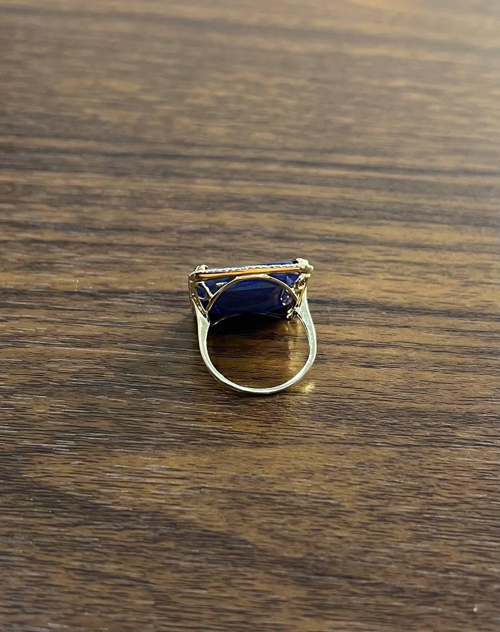 Taille mixte Bague halo en or 14 carats avec saphir bleu facetté cabochon de forme rectangulaire en vente