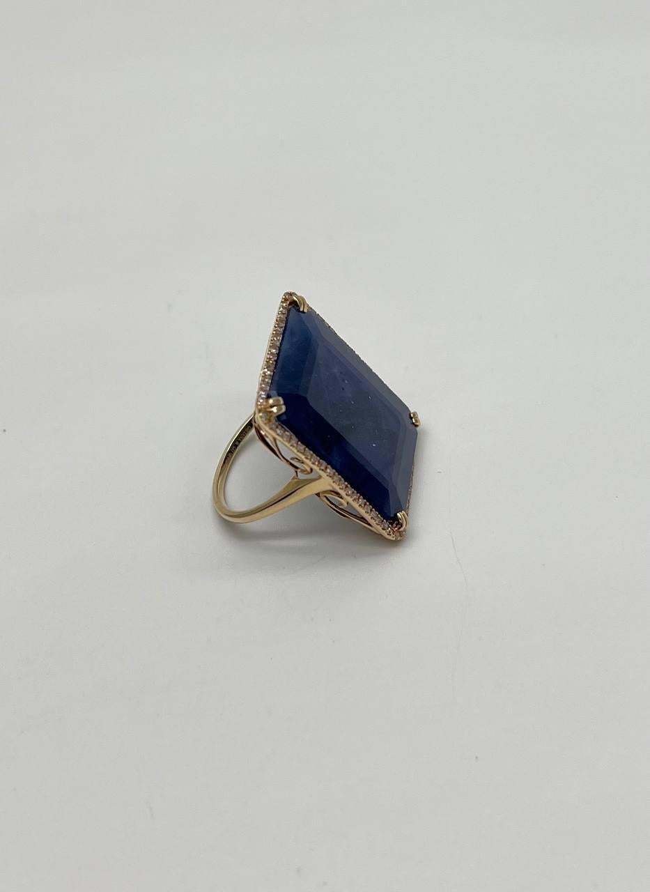 Bague halo en or 14 carats avec saphir bleu facetté cabochon de forme rectangulaire en vente 1