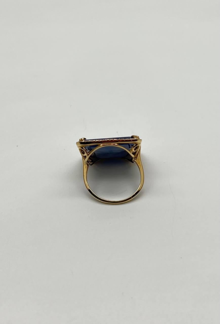 Bague halo en or 14 carats avec saphir bleu facetté cabochon de forme rectangulaire en vente 2