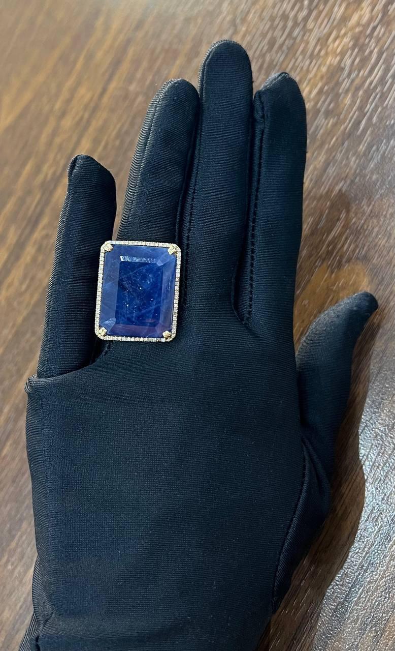 Bague halo en or 14 carats avec saphir bleu facetté cabochon de forme rectangulaire en vente 3