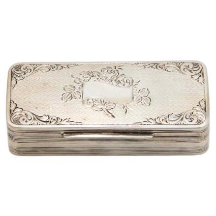 Rectangular shaped snuff box with hinged lid For Sale