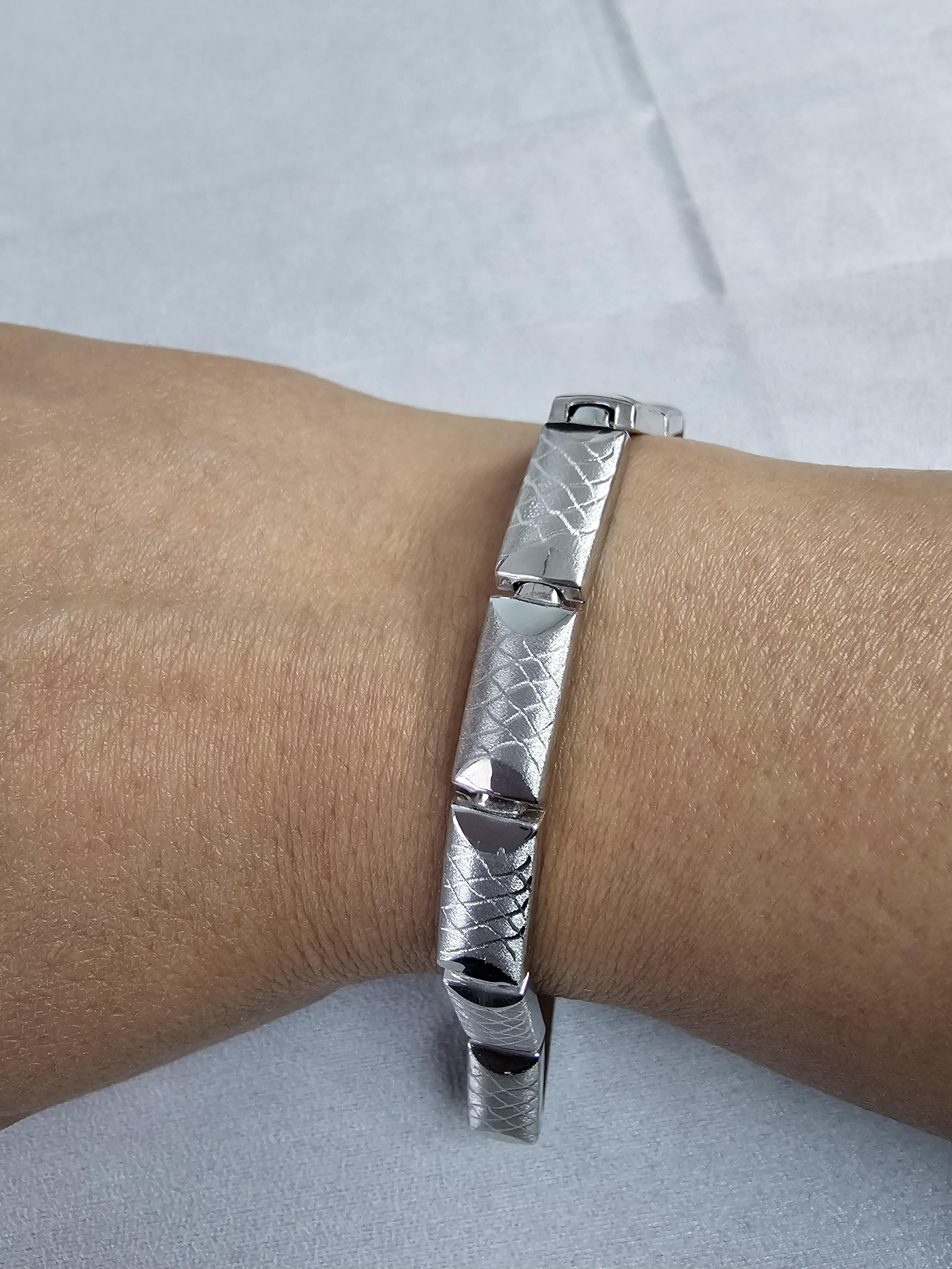 ♥ Produktübersicht ♥

Einzelheiten: Rechteckige Form mit gebürstetem Satin-Design
Metall: 14k Weißgold
Gewicht: 11 Gramm
Breite: 8 mm
Länge: 7 Zoll

Armband ist massiv 14k Gold, nicht gefüllt oder plattiert