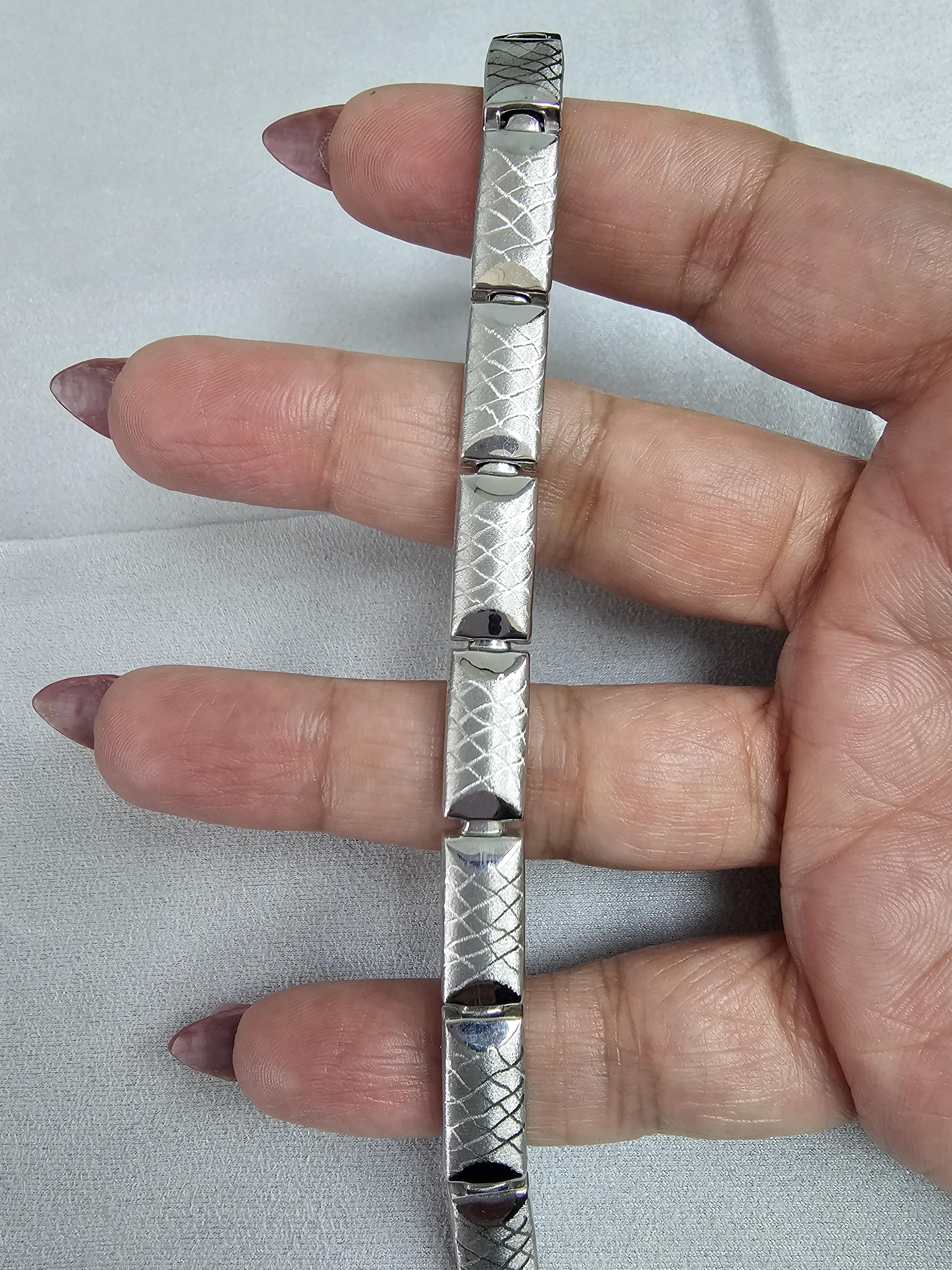 Rechteckige Form mit gebürstetem Satin-Design im Zustand „Neu“ im Angebot in Sugar Land, TX