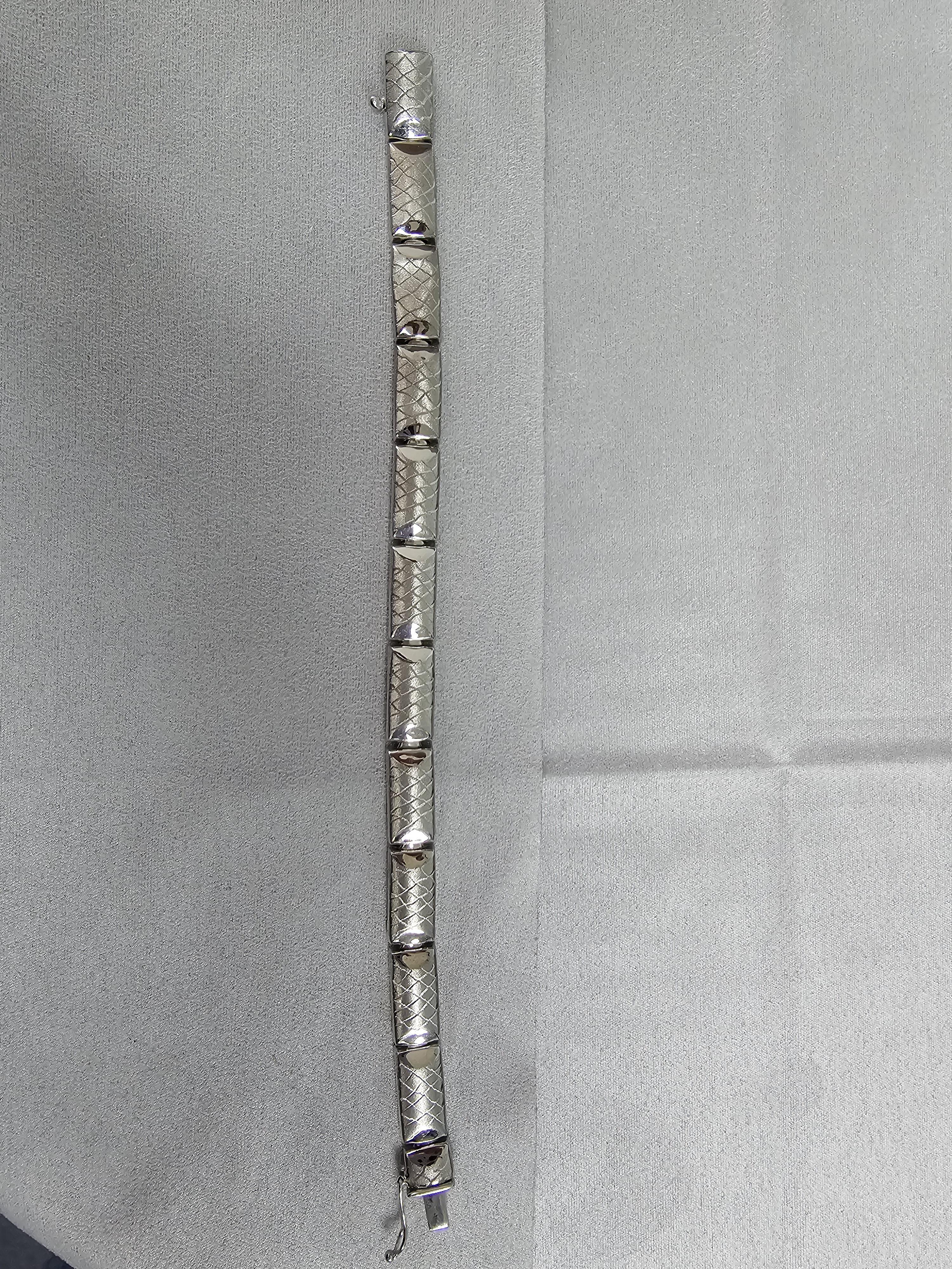 Rechteckige Form mit gebürstetem Satin-Design für Damen oder Herren im Angebot