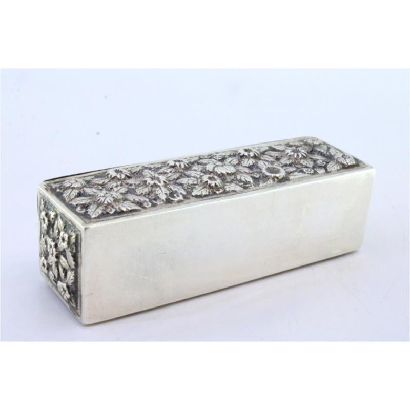 Rectangular silver box with raised floral motifs In Good Condition For Sale In Porto, PT
