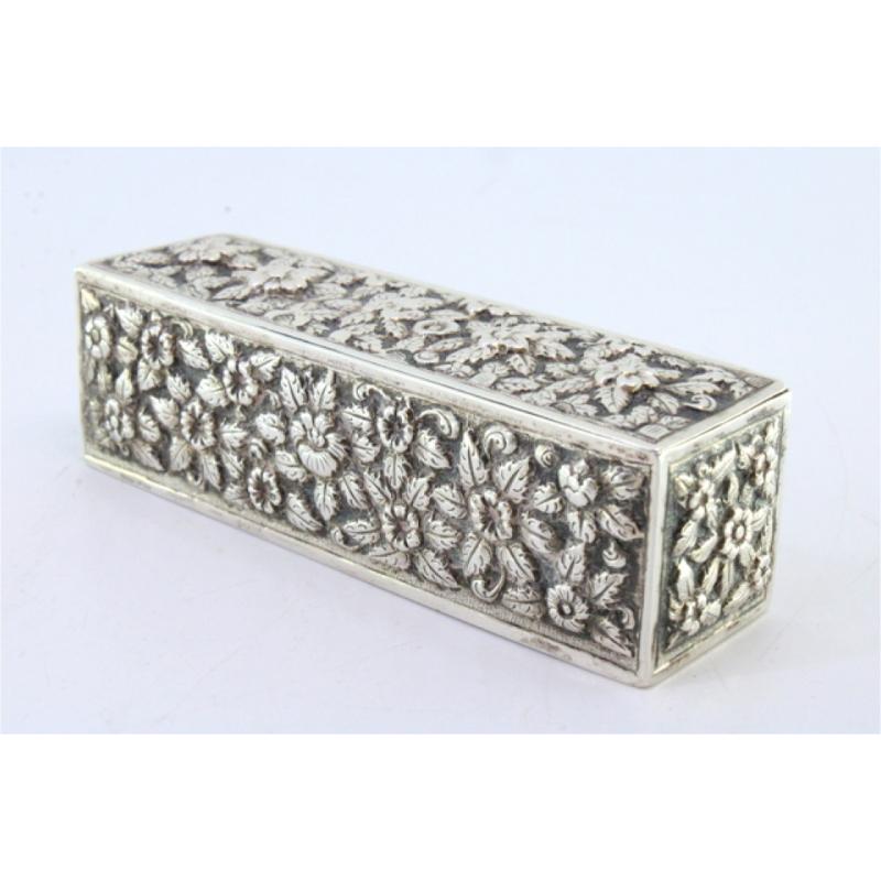 19th Century Rectangular silver box with raised floral motifs For Sale