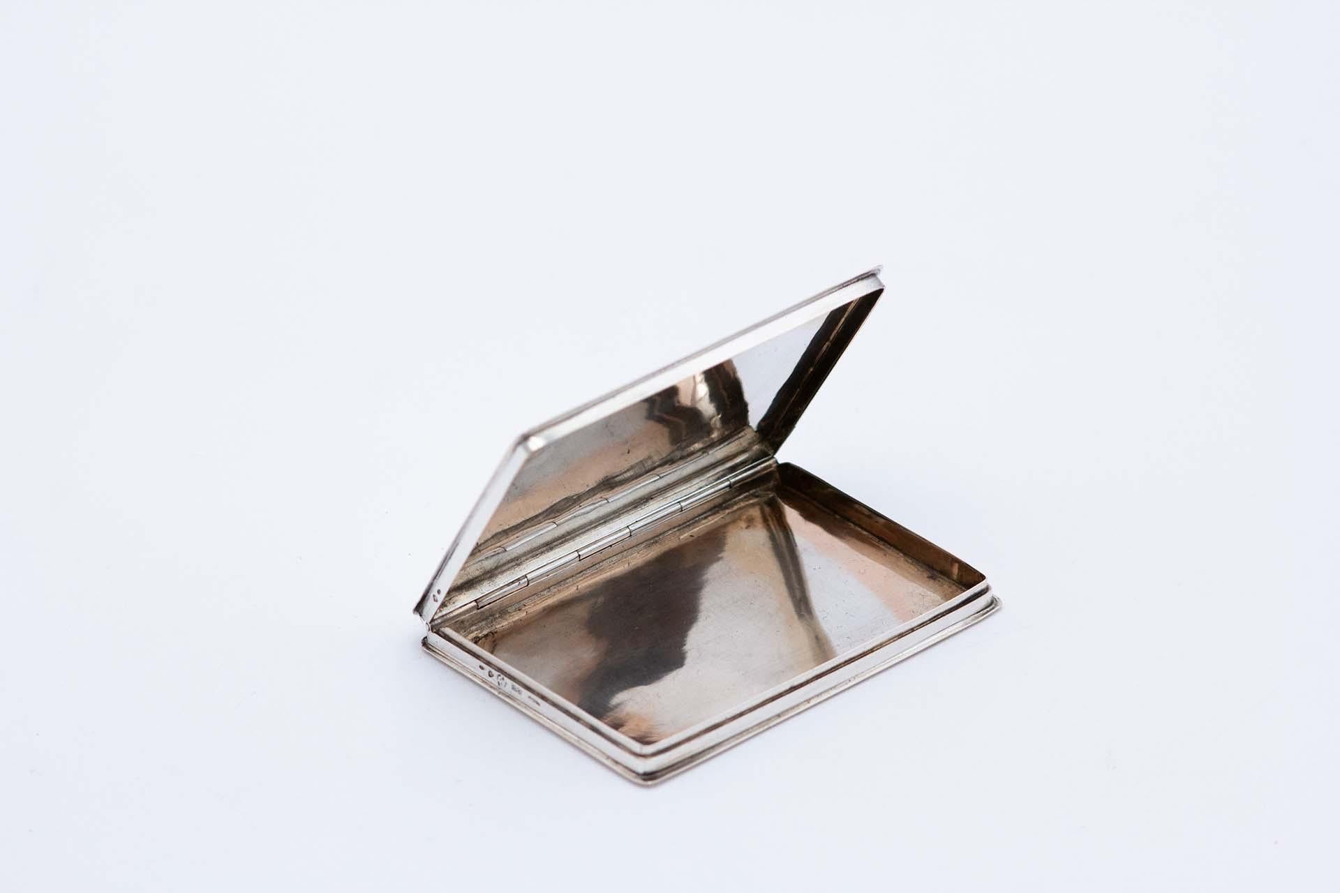 European Rectangular silver card case with engraved floral motifs For Sale