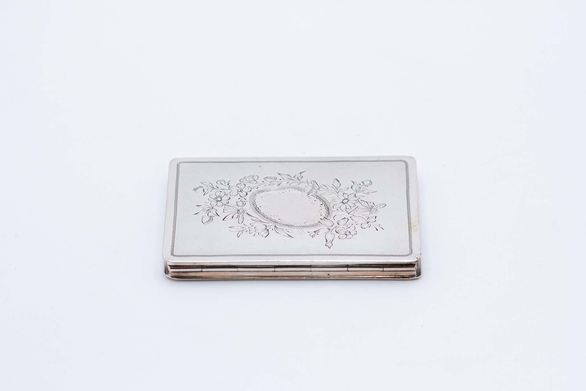 Rectangular silver card case with engraved floral motifs In Good Condition For Sale In Porto, PT