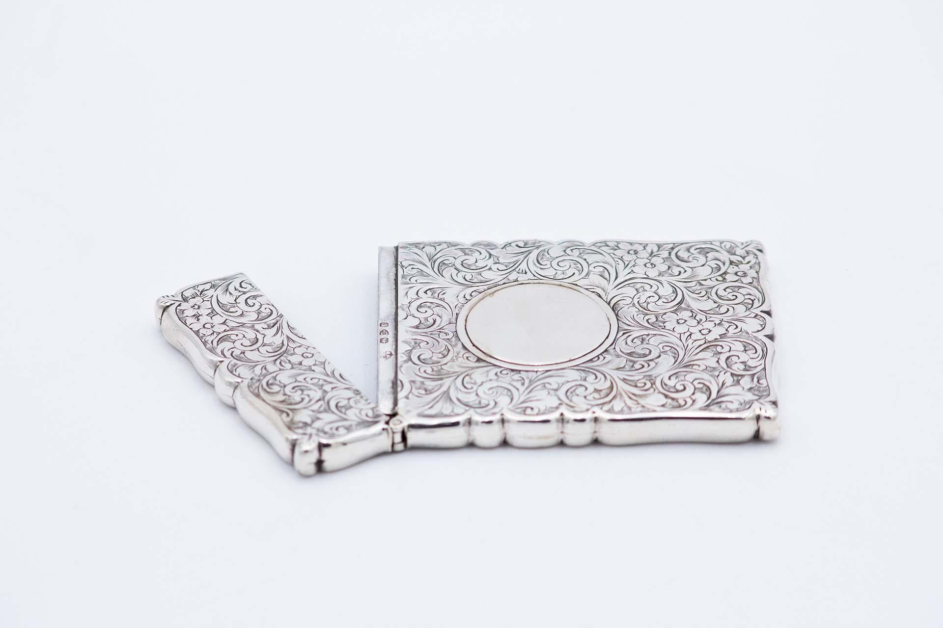 Rectangular silver card case with engravings In Good Condition For Sale In Porto, PT