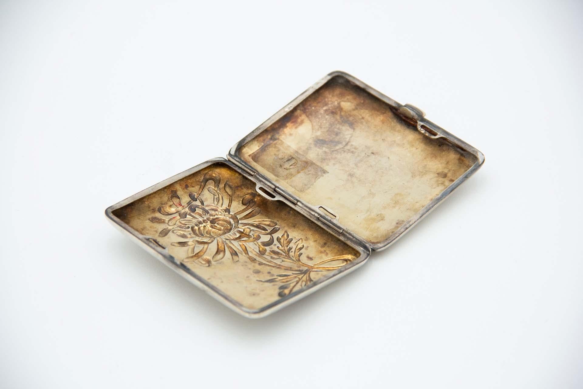 Descrizione: Portasigarette rettangolare in argento con motivi floreali in rilievo in stile Art Nouveau. Metallo: Argento. Origine: Portoghese. Marchio: javali II Titolo. Peso: 50,98 grammi. Dimensioni: 8cmx1.5cm. Contenuto: 833/1000. Marchio di