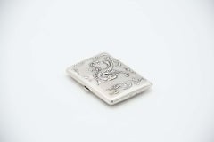 Rechteckiges silbernes Zigarettenetui