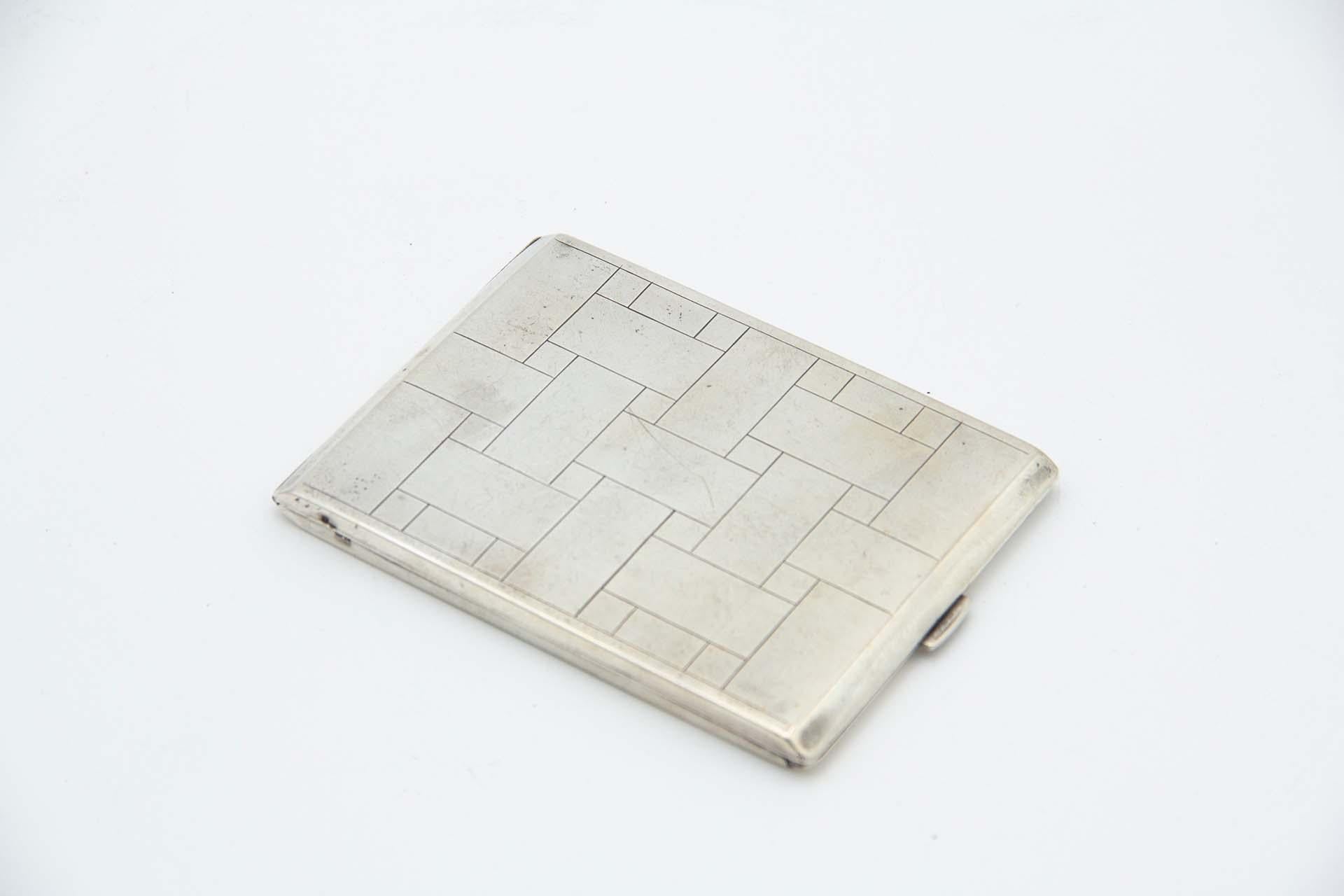 European Rectangular silver cigarette case with asymmetrical patterns For Sale