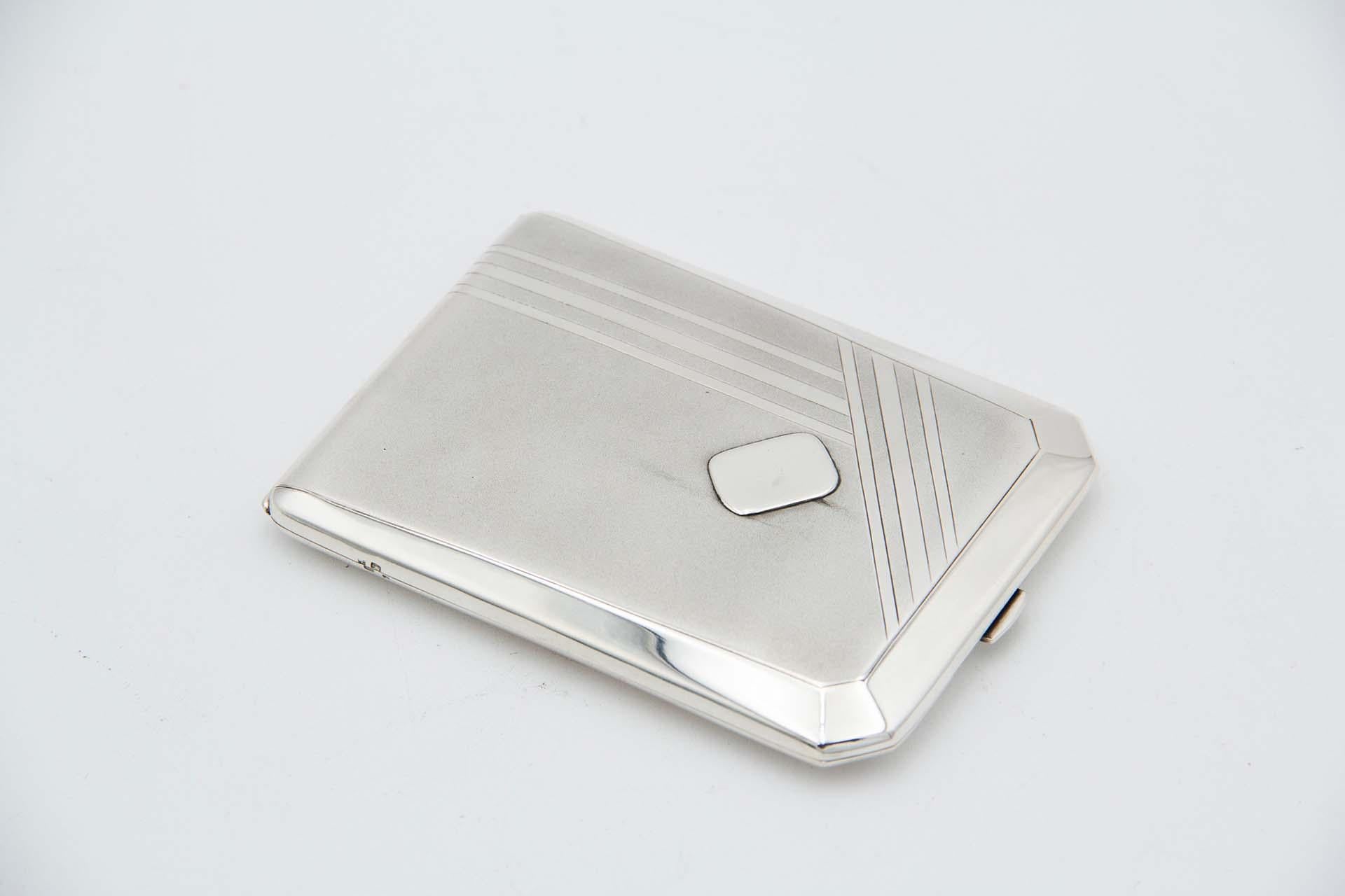 Rectangular silver cigarette case with beveled corners Europeo en venta