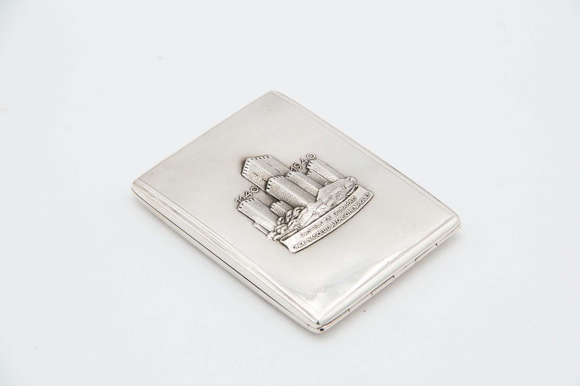 Rectangular silver cigarette case with high reliefs (Europäisch) im Angebot