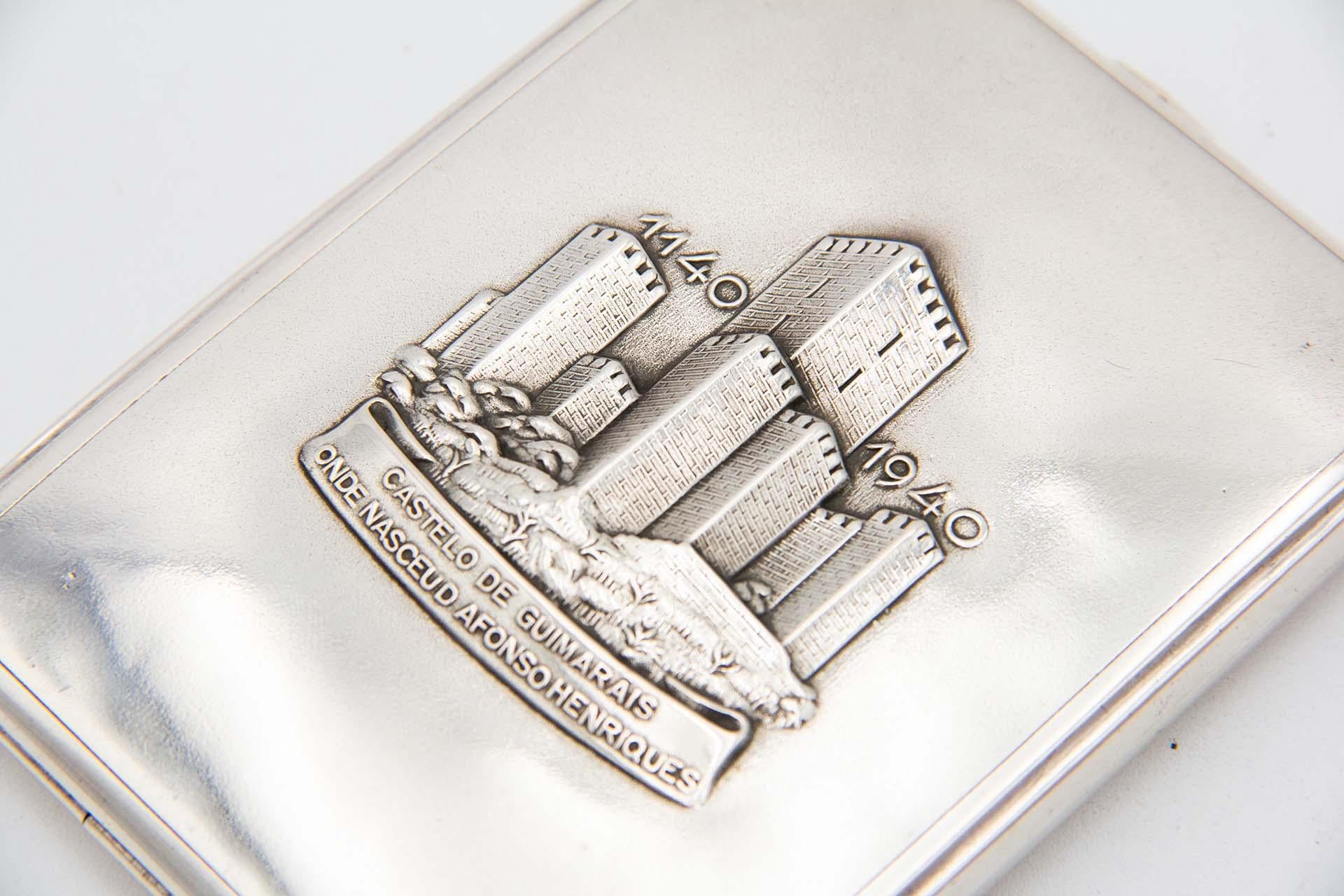 Rectangular silver cigarette case with high reliefs im Zustand „Gut“ im Angebot in Porto, PT
