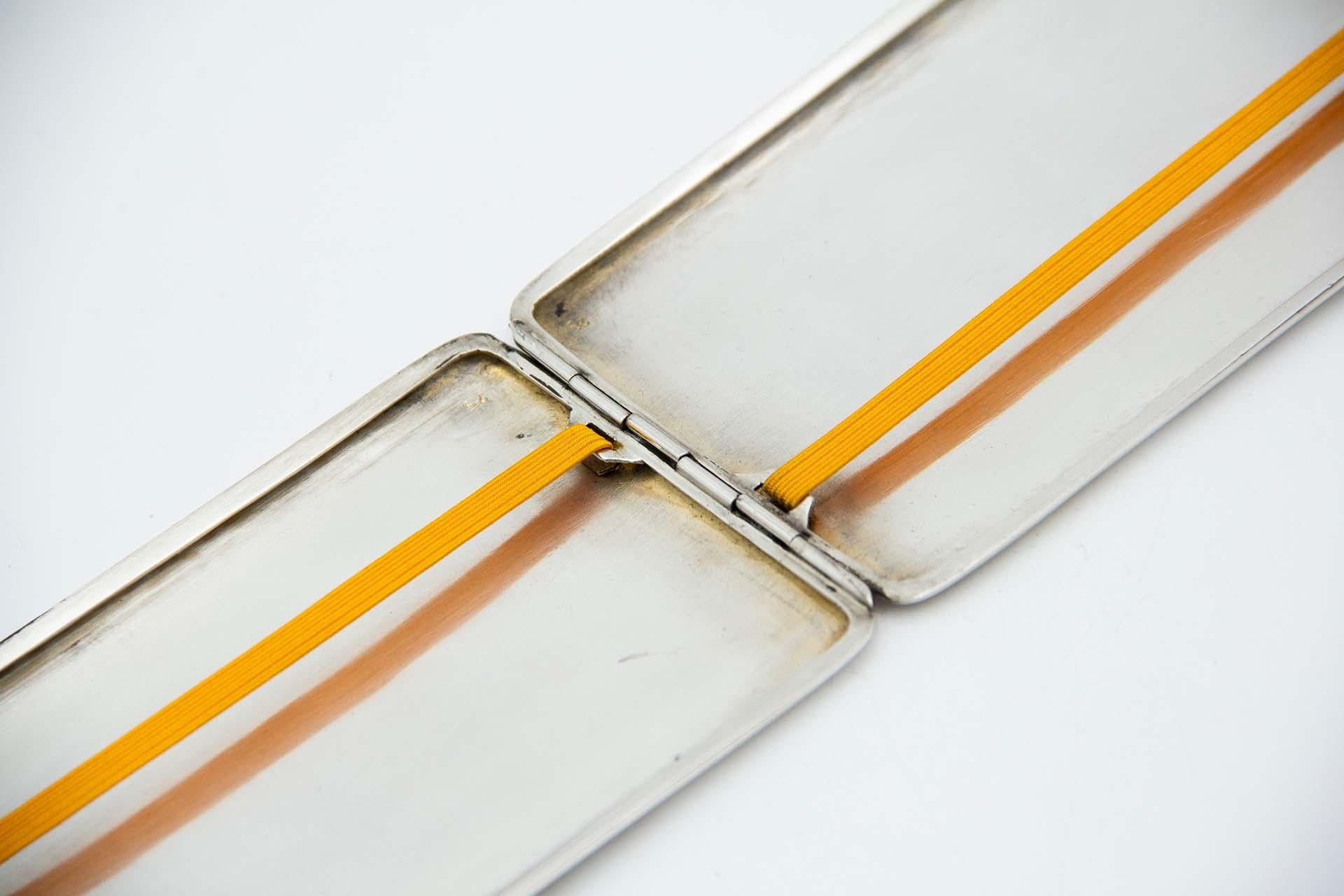 Descripción: Pitillera rectangular de plata con tapa abatible. Metal: Silver. Origen: Portugués. Marca: javali II Título. Peso: 117,88 gramos. Dimensiones: 14,4 cmx1,1 cm. Contenido: 833/1000. Marca de ensaye: Sí, entre 1887 y 1937. Información